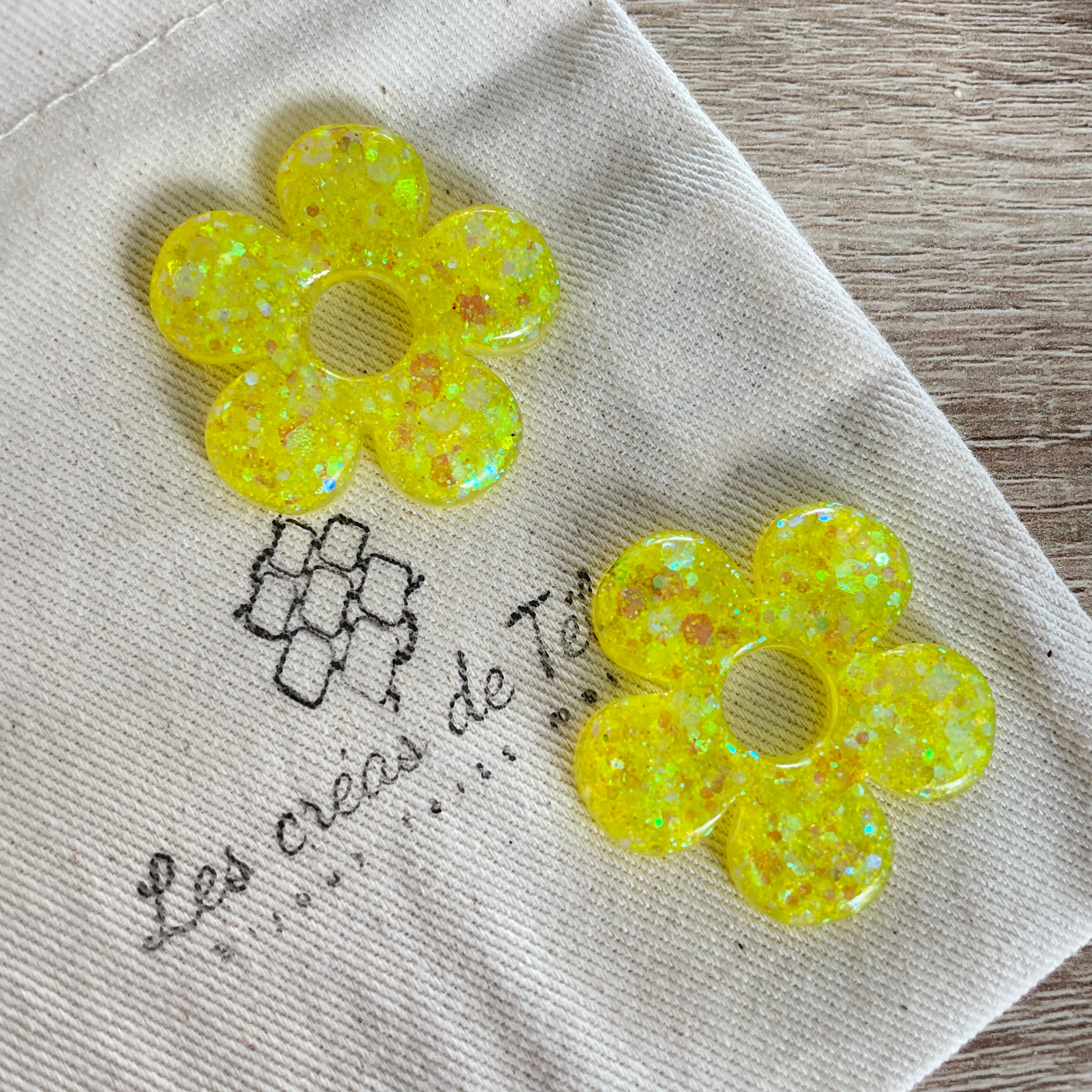 Pampilles, breloques fleurs en résine epoxy avec paillettes modèle Flower