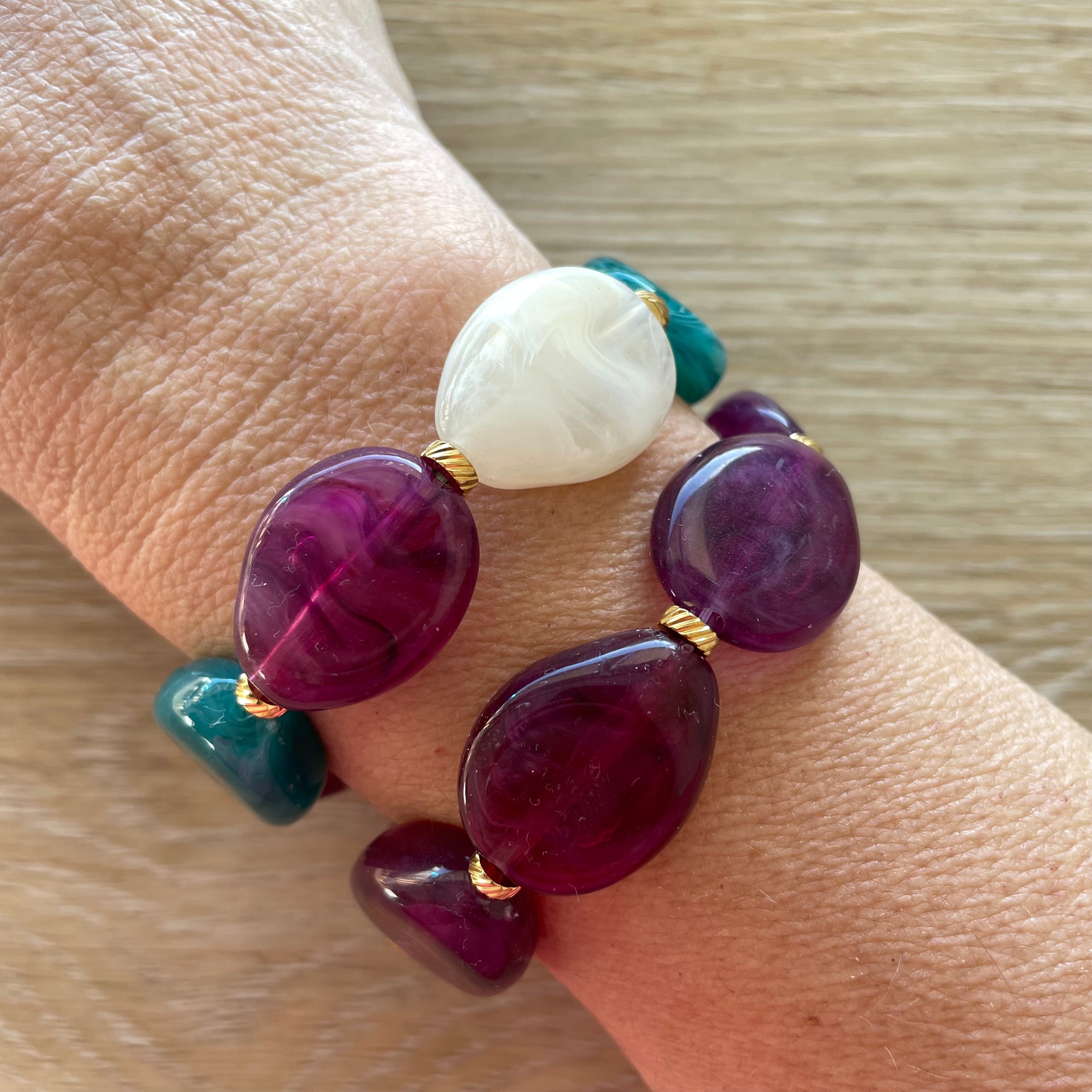 Bracelet élastique en perles acrylique et acier inoxydable modèle Joia