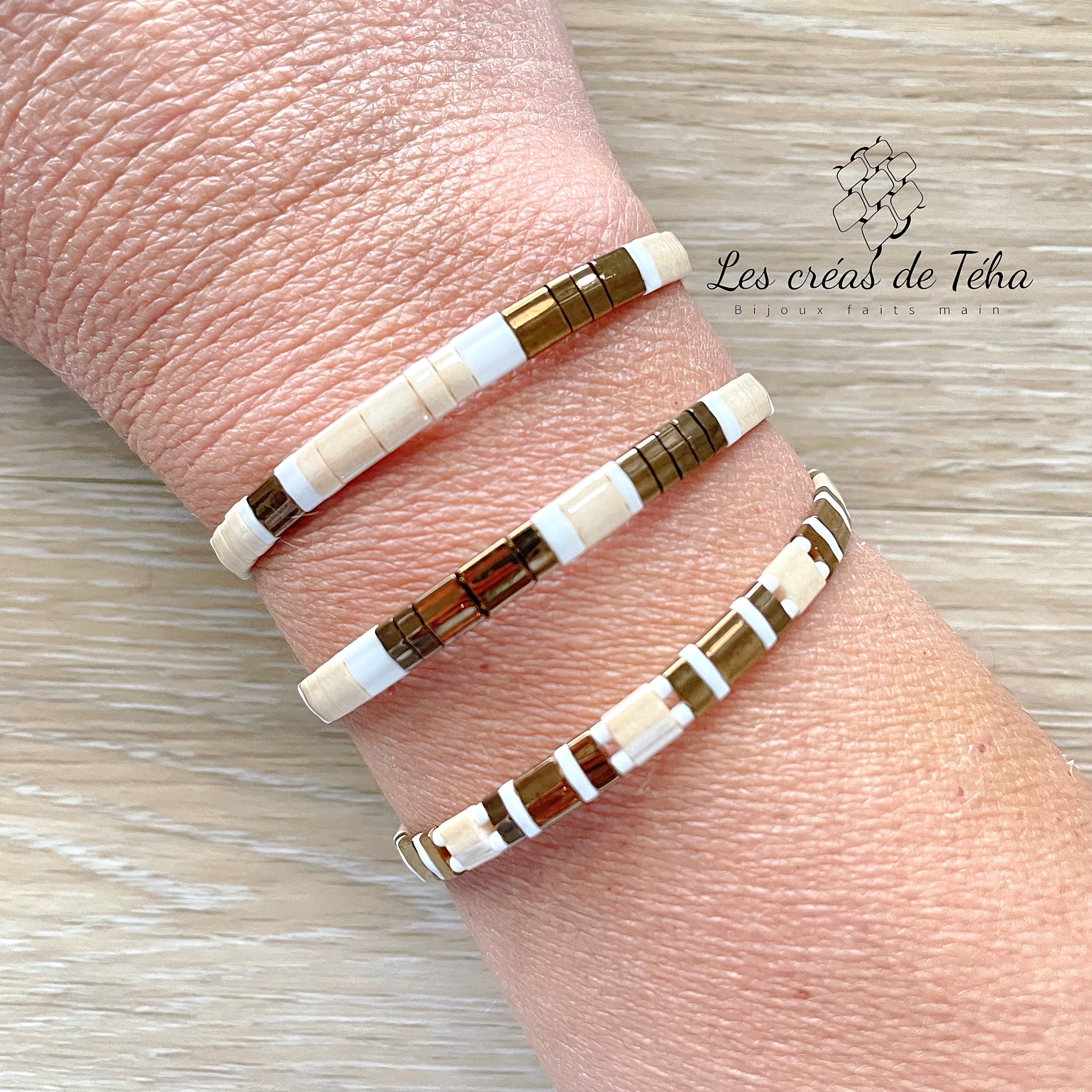 Bracelet fin en perles de verre marron, beige,  blanc modèle Huira