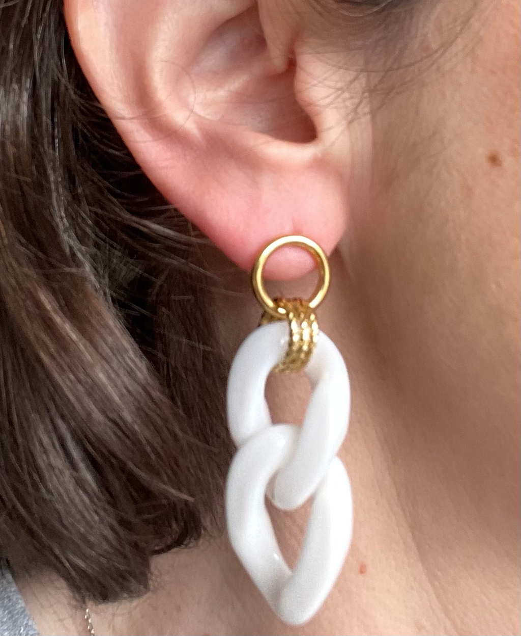 Boucles d’oreilles en grosses mailles blanc et argent modèle Ohéa