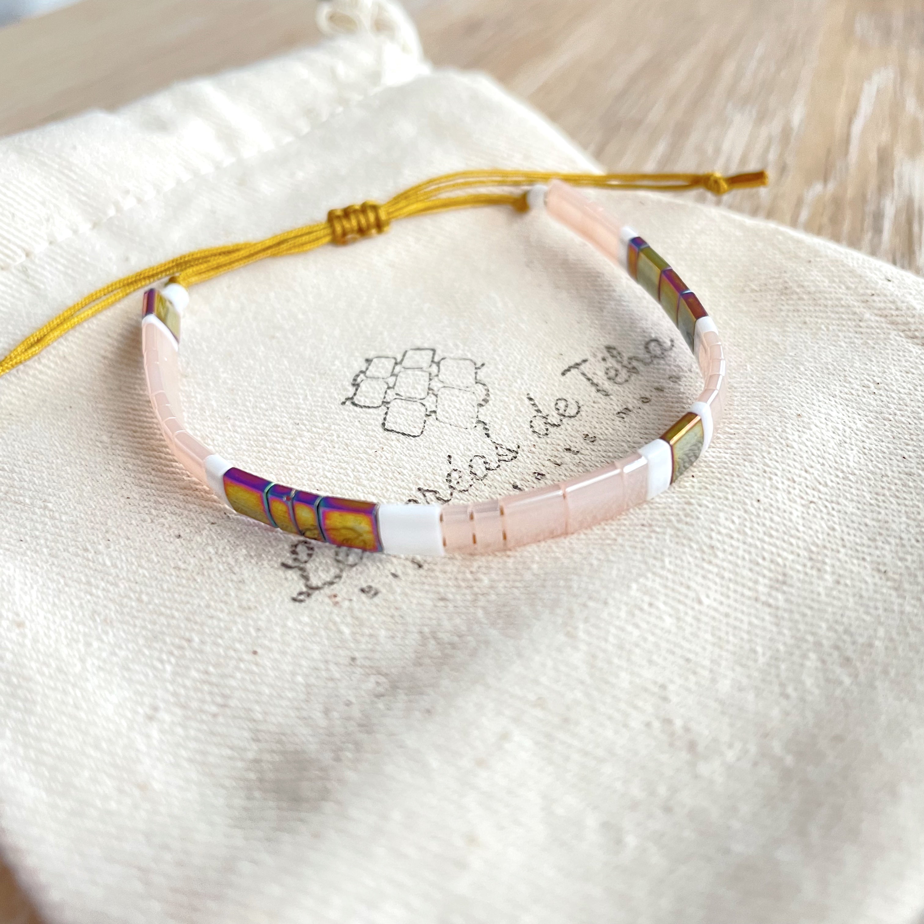 Bracelet fin en perles de verre, saumon, blanc, bordeaux doré modèle Huira