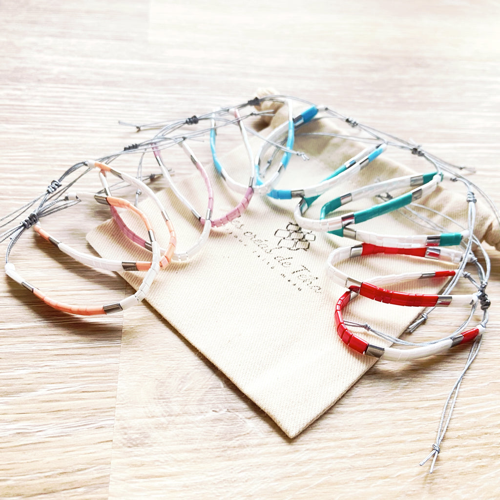 Bracelet enfant modèle kid version argentée en perles de verre et cordon