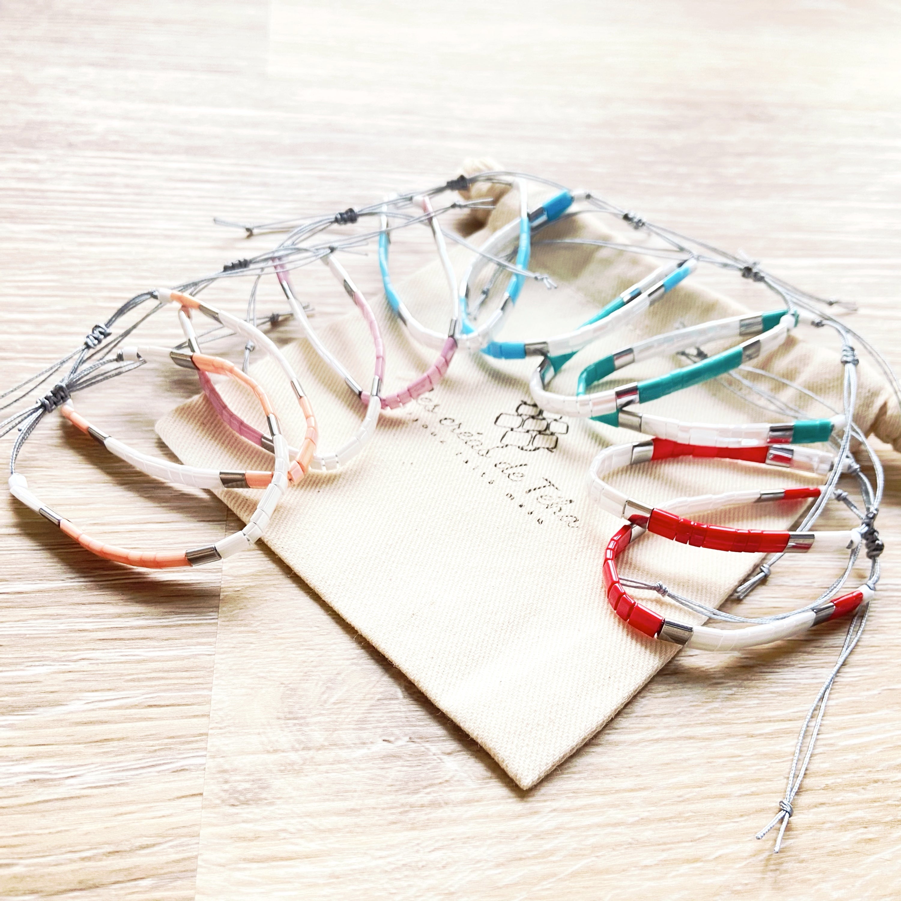 Bracelet enfant modèle kid version argentée en perles de verre et cordon