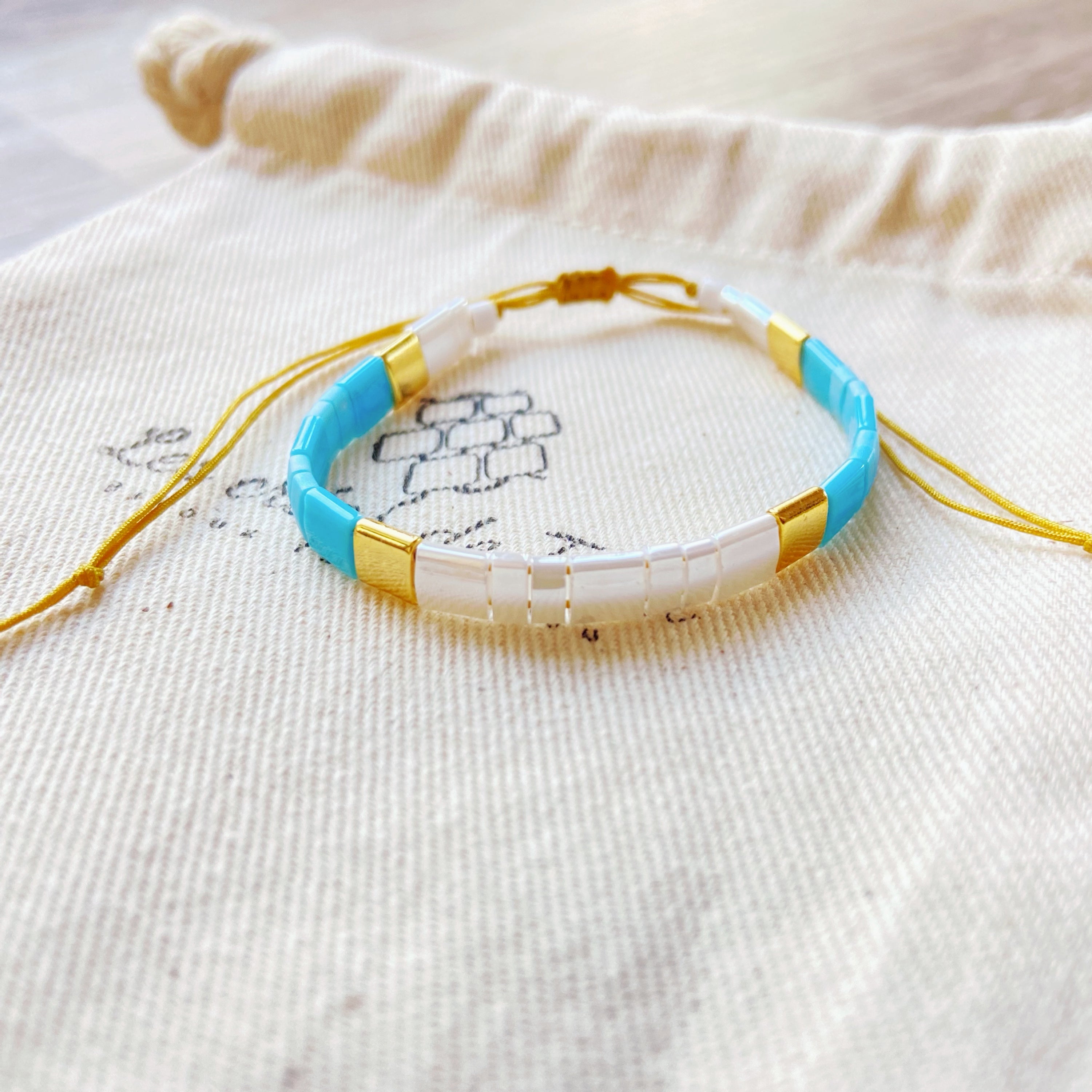 Bracelet enfant modèle kid version dorée en perles de verre et cordon