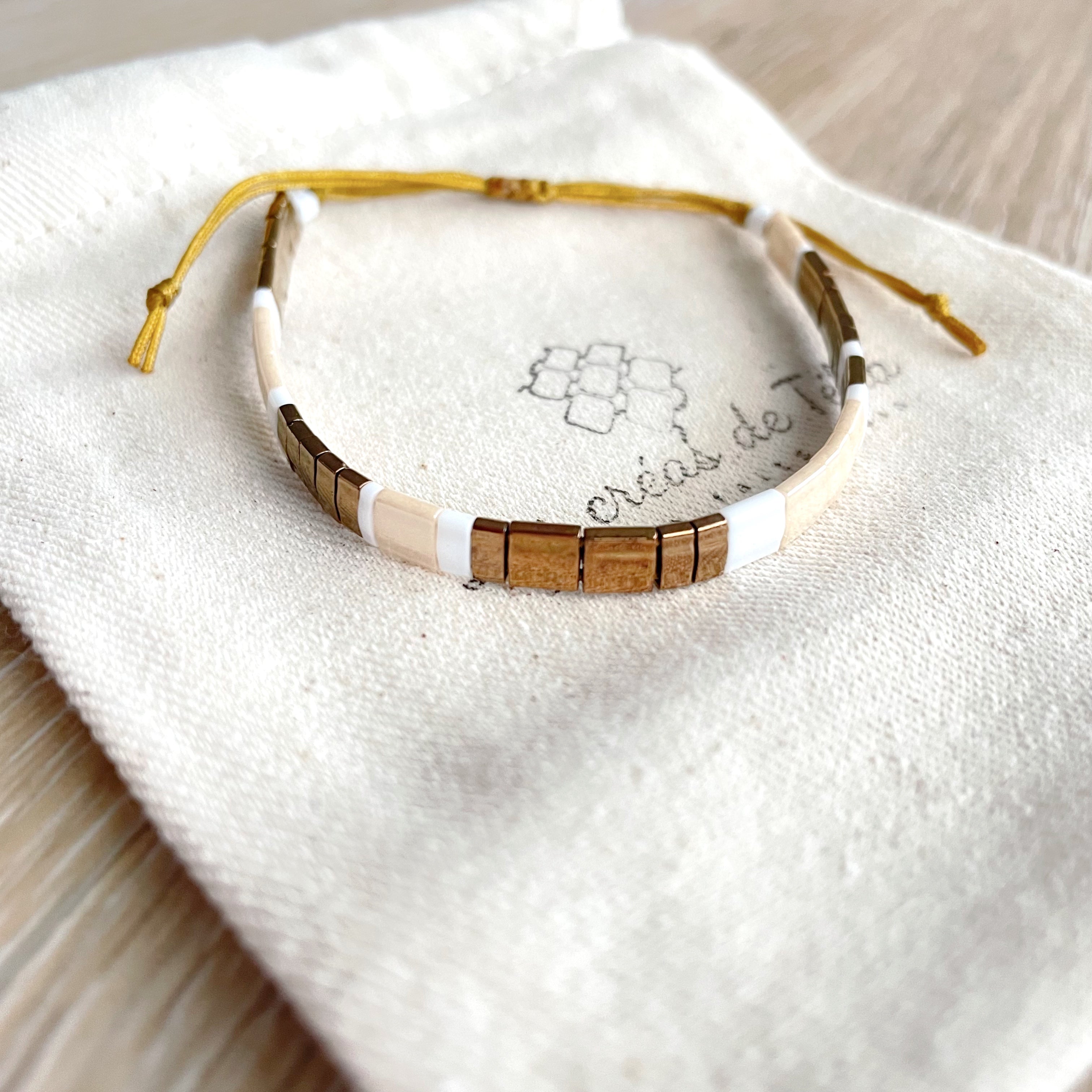 Bracelet fin en perles de verre marron, beige,  blanc modèle Huira