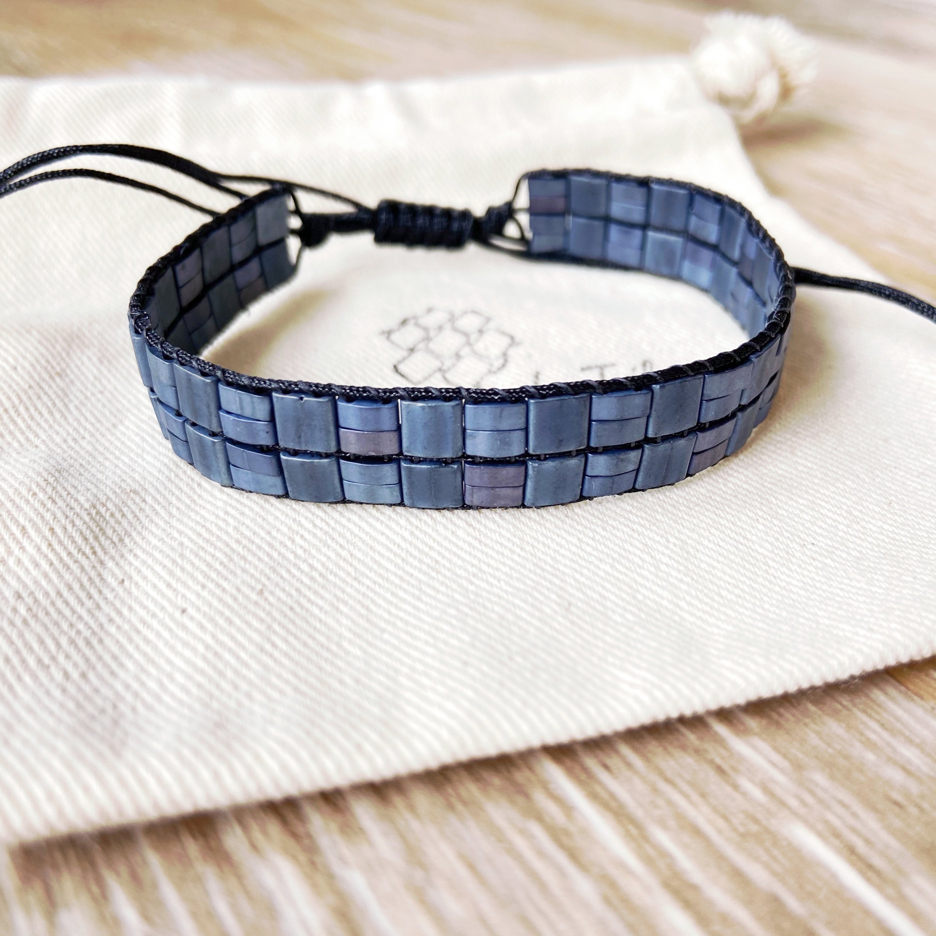 Bracelet homme modèle Ti'i en perles de verre et cordon