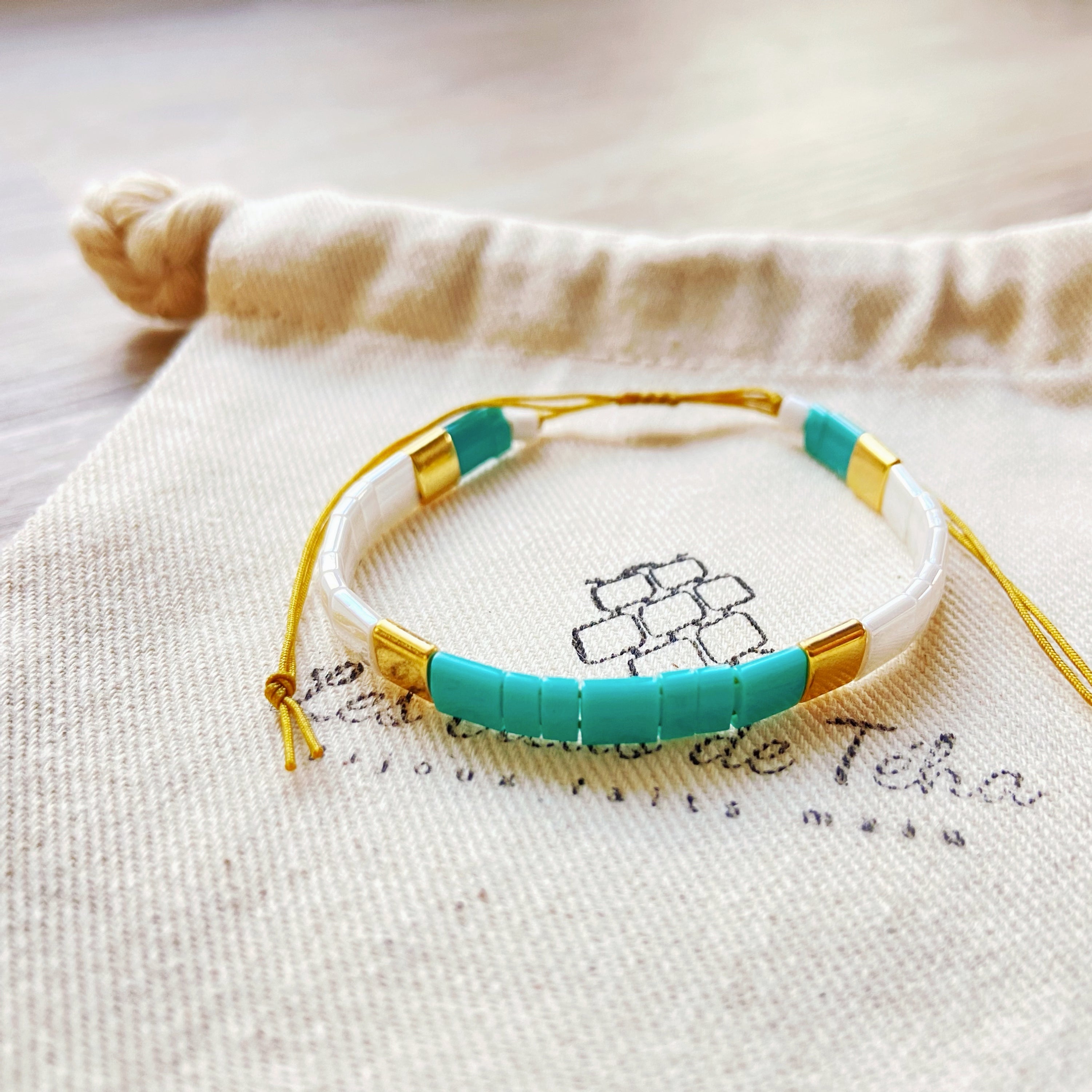 Bracelet enfant modèle kid version dorée en perles de verre et cordon