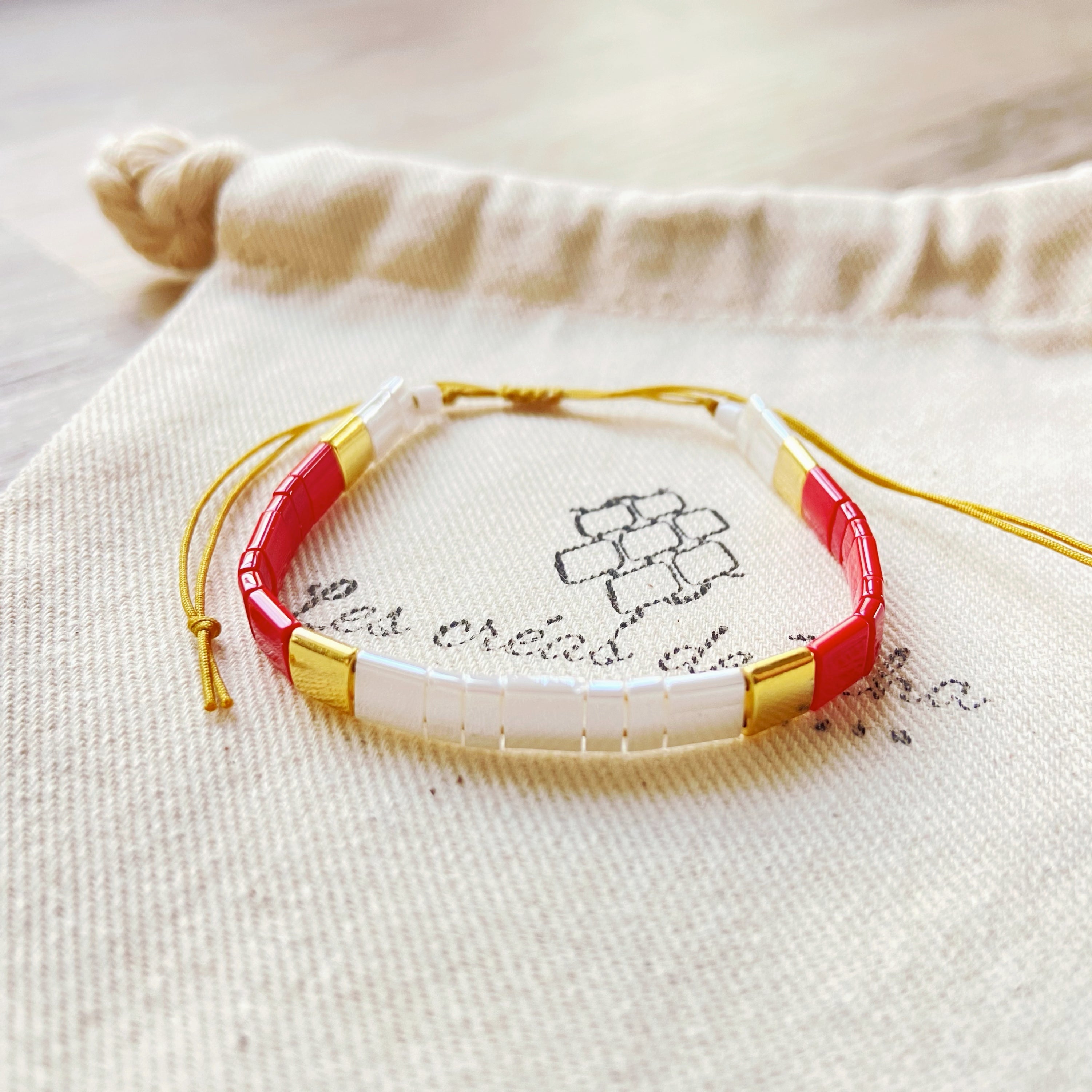 Bracelet enfant modèle kid version dorée en perles de verre et cordon