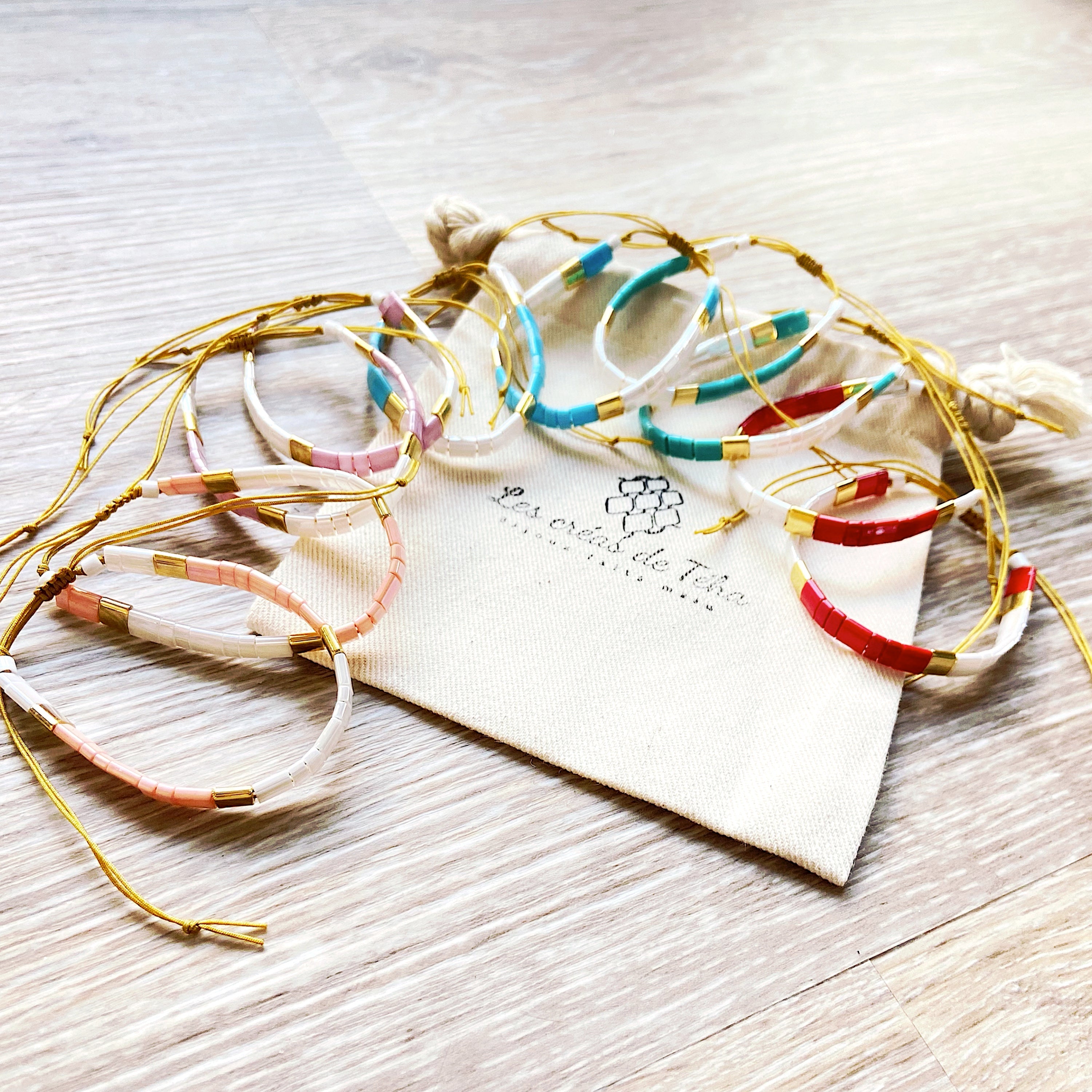 Bracelet enfant modèle kid version dorée en perles de verre et cordon