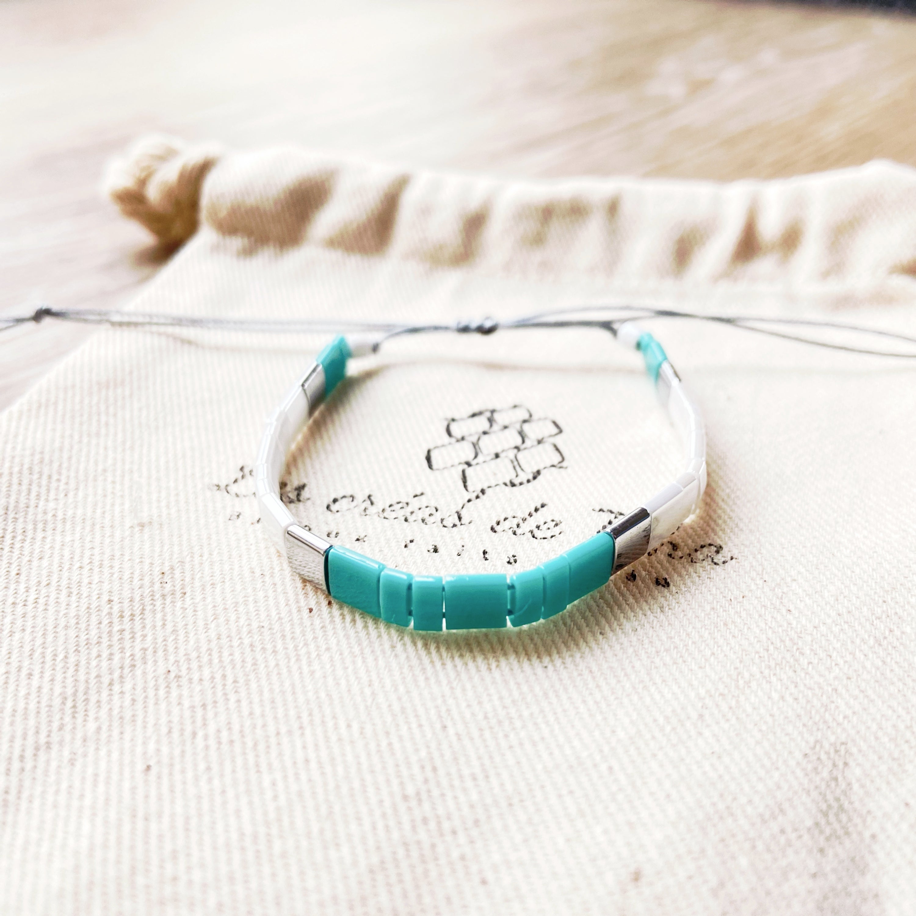 Bracelet enfant modèle kid version argentée en perles de verre et cordon