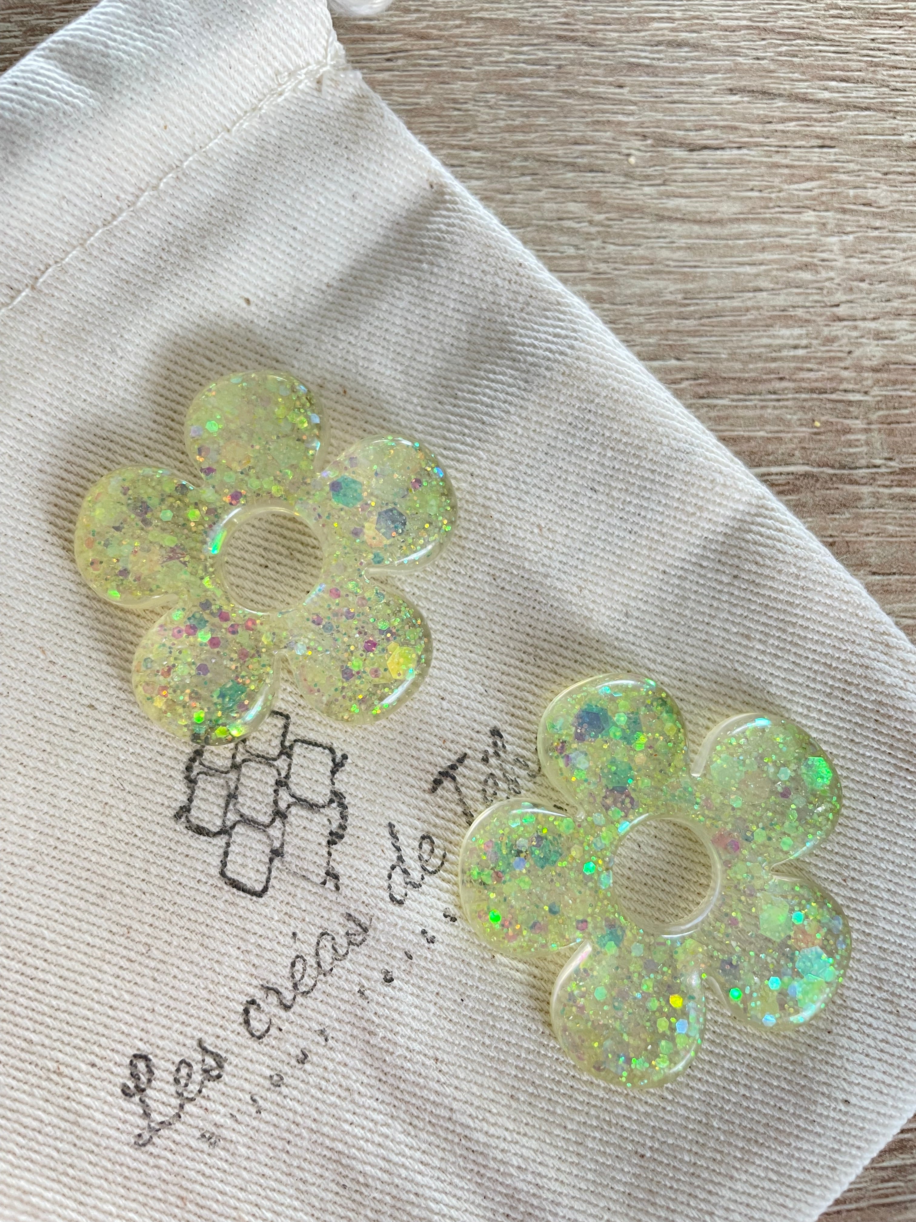 Pampilles, breloques fleurs en résine epoxy avec paillettes modèle Flower
