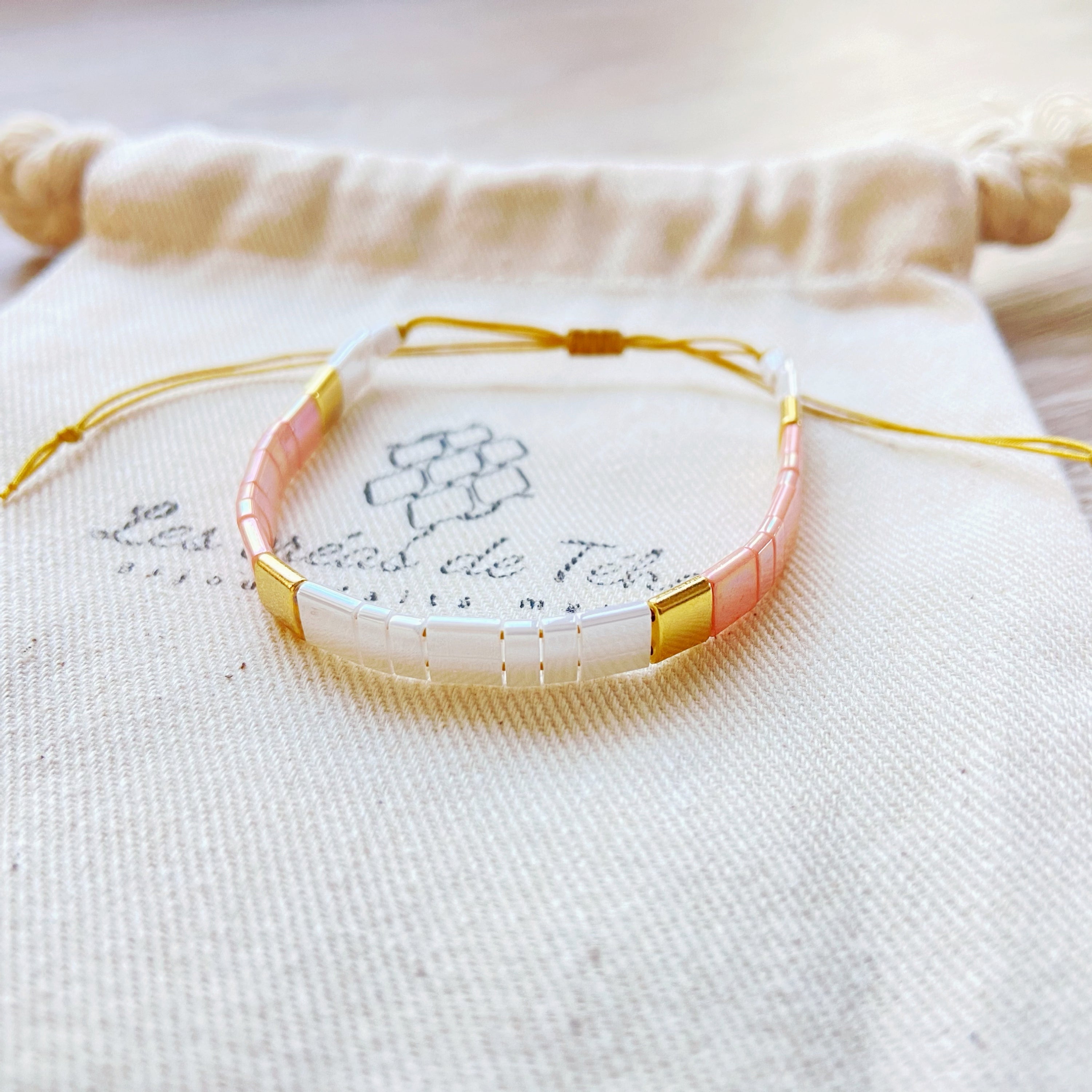 Bracelet enfant modèle kid version dorée en perles de verre et cordon