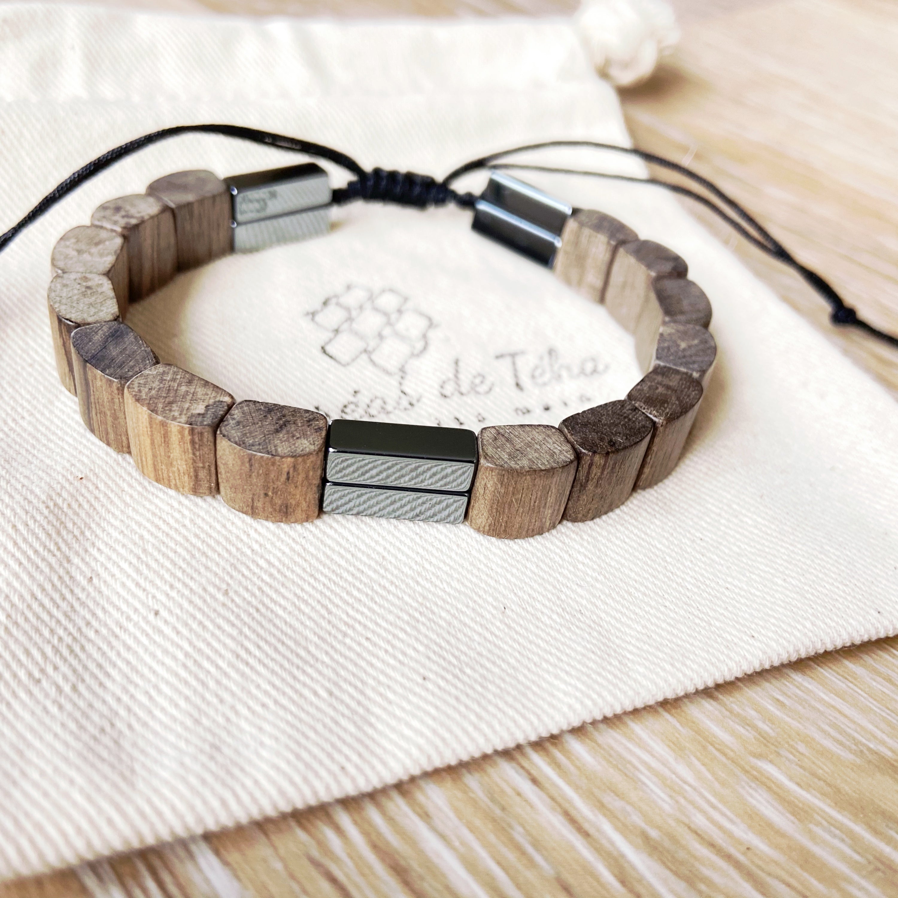 Bracelet homme modèle Mohina en perles en bois, hématite et cordon