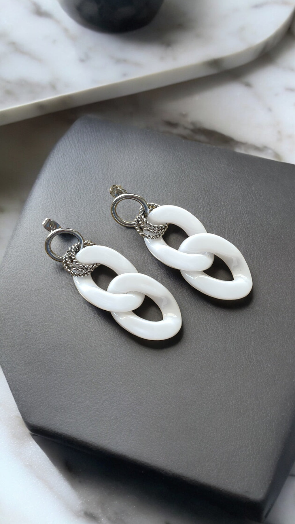 Boucles d’oreilles en grosses mailles blanc et argent modèle Ohéa