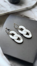 Boucles d’oreilles en grosses mailles blanc et argent modèle Ohéa