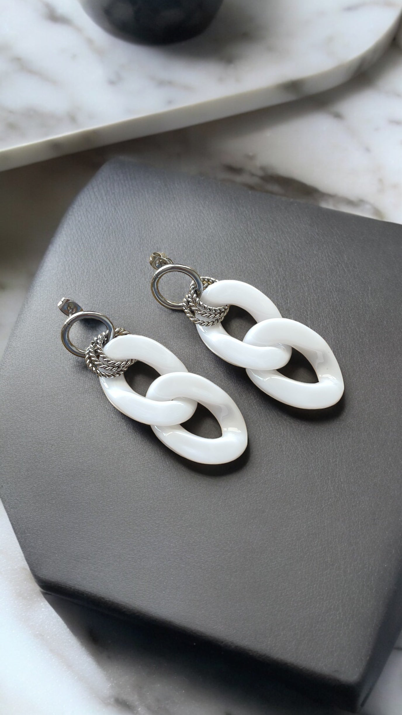 Boucles d’oreilles en grosses mailles blanc et argent modèle Ohéa