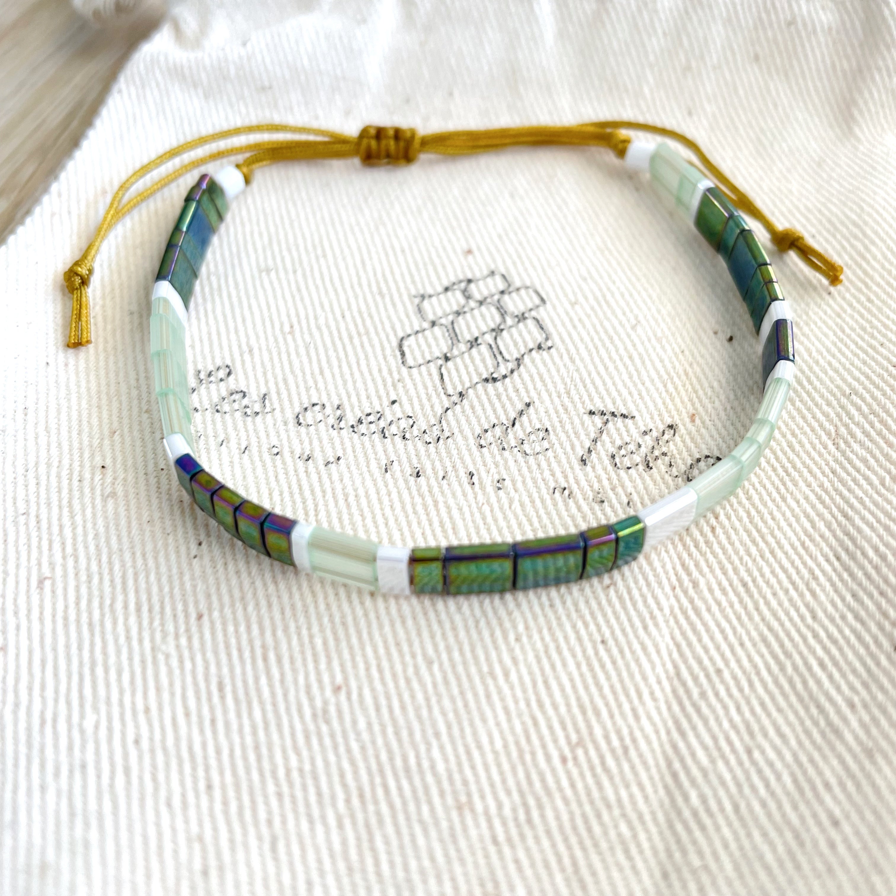 Bracelet en perles de verre  vertes et cordon modèle Huira