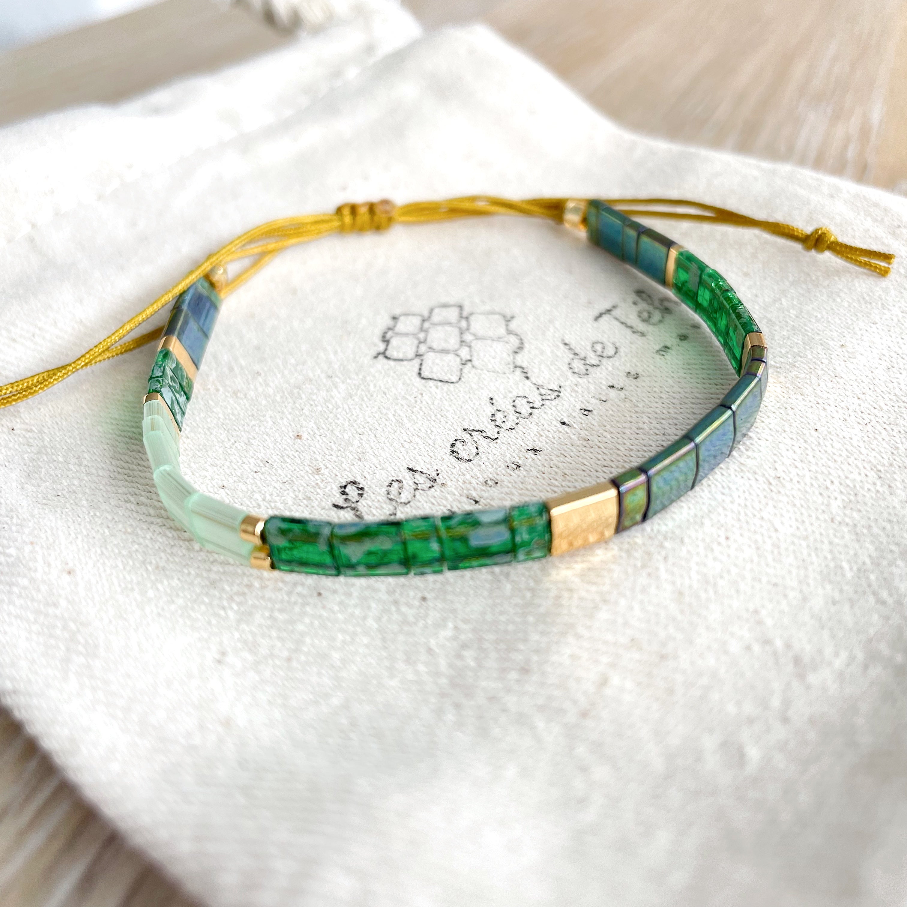 Bracelet tendance verts et doré en perles de verre et cordon modèle  Huira