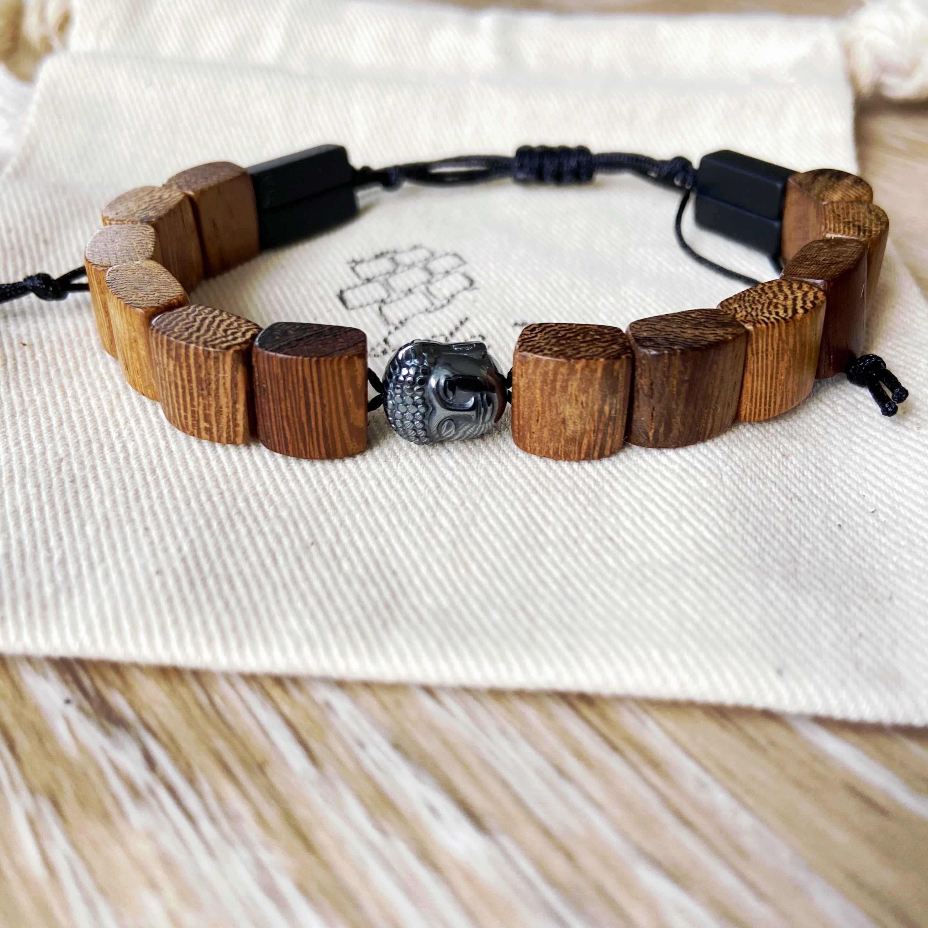 Bracelet homme modèle Mohina en perles en bois, hématite bouddhaet cordon