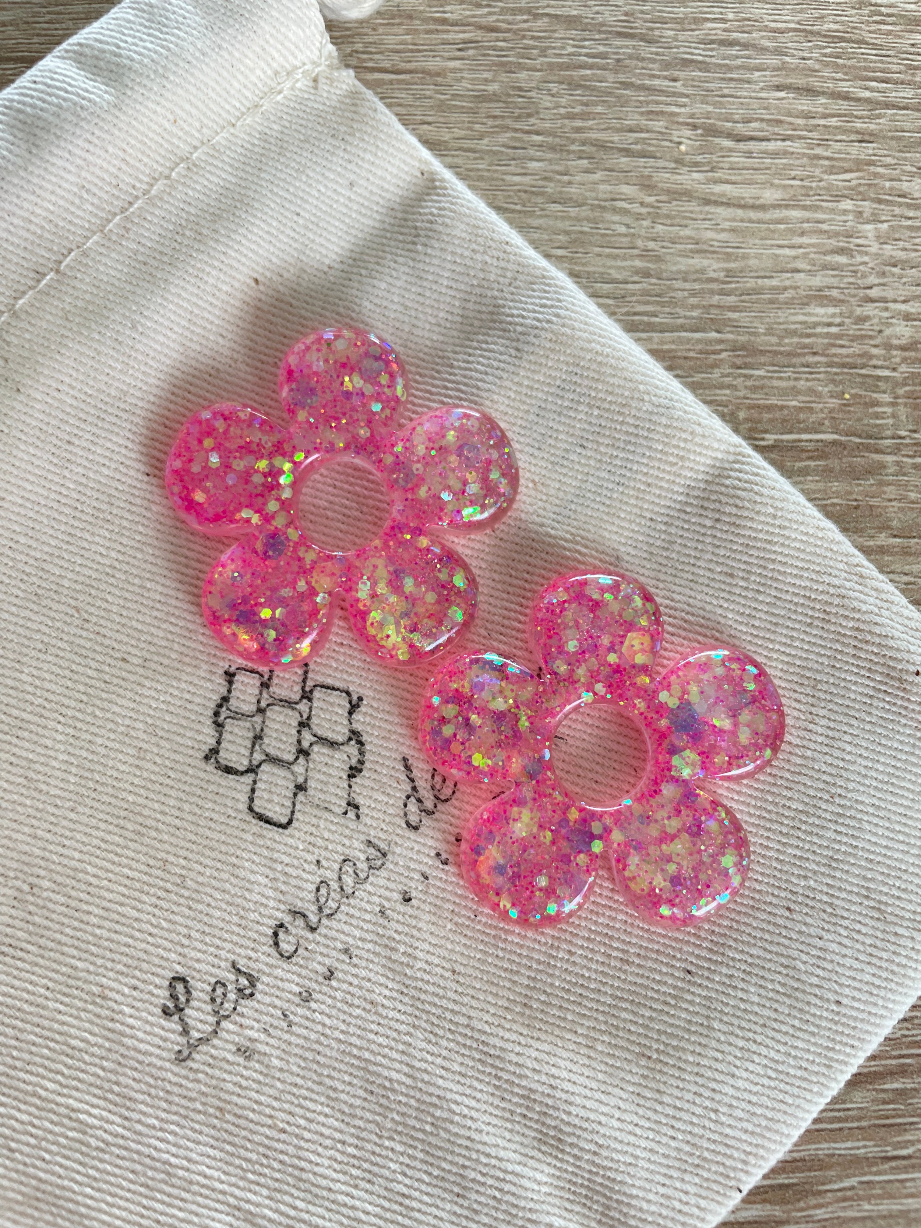 Pampilles, breloques fleurs en résine epoxy avec paillettes modèle Flower