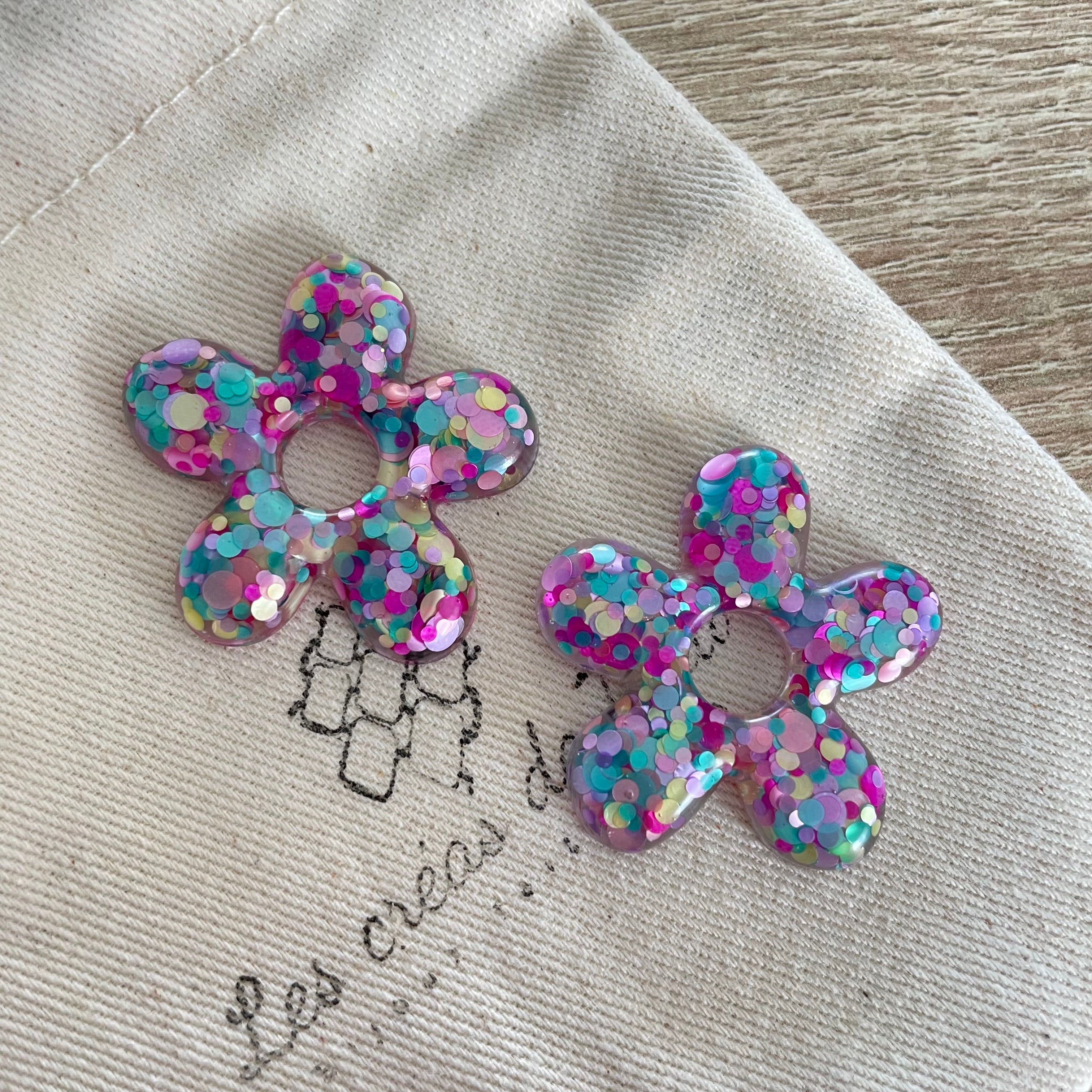 Pampilles, breloques fleurs en résine epoxy avec paillettes modèle Flow