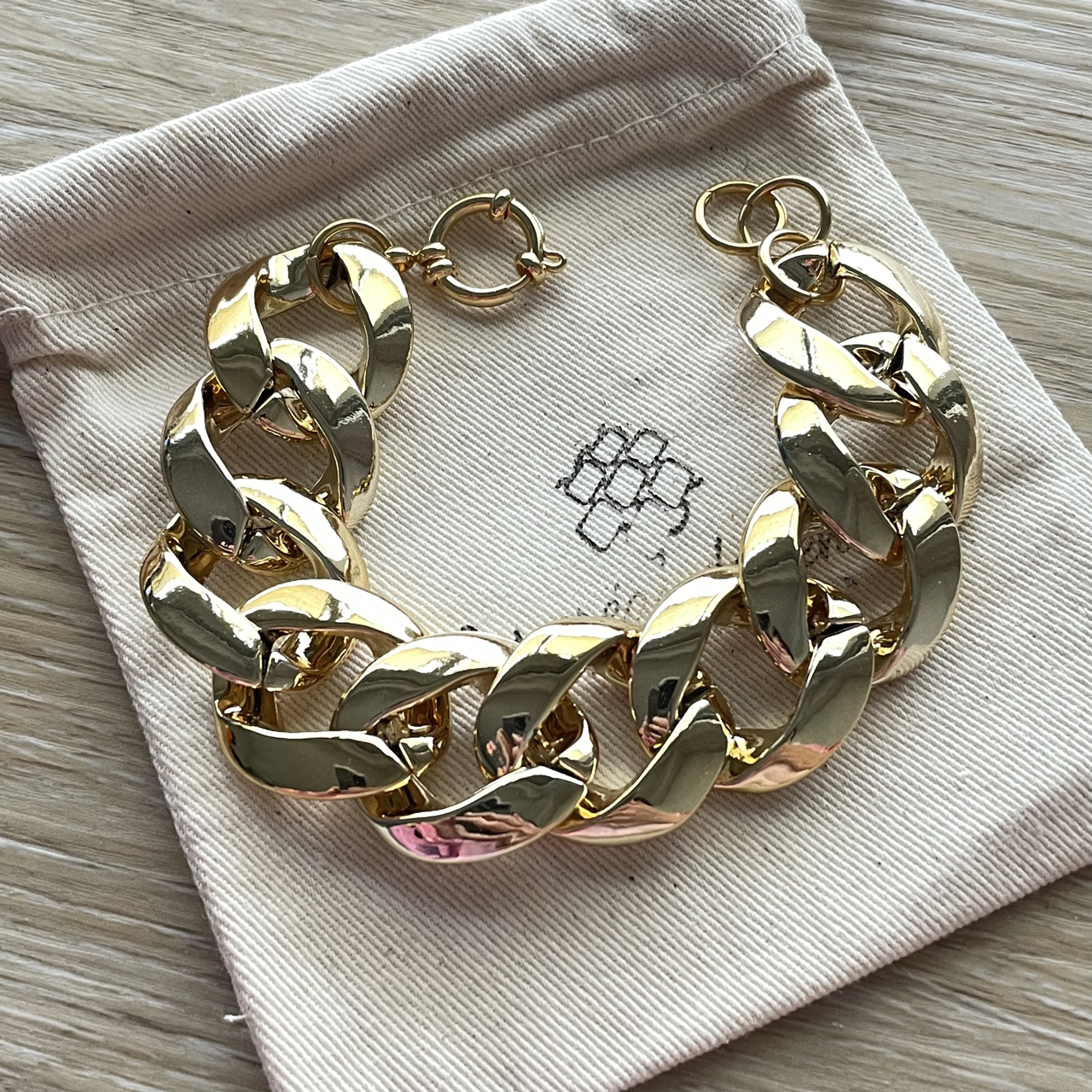 Bracelet en grosses mailles dorées en acrylique modèle Ohéa