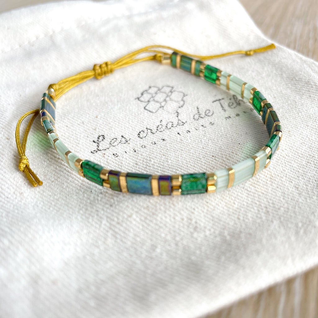 Bracelet tendance verts et doré en perles de verre et cordon modèle  Huira