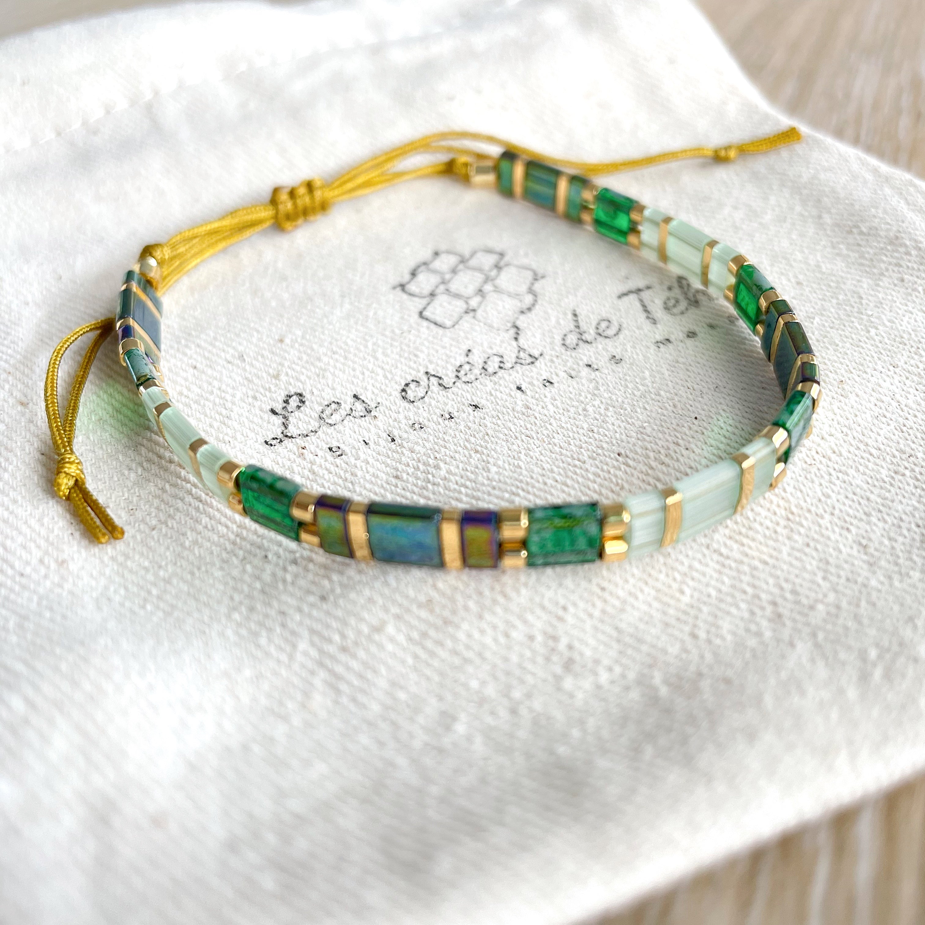 Bracelet tendance verts et doré en perles de verre et cordon modèle  Huira