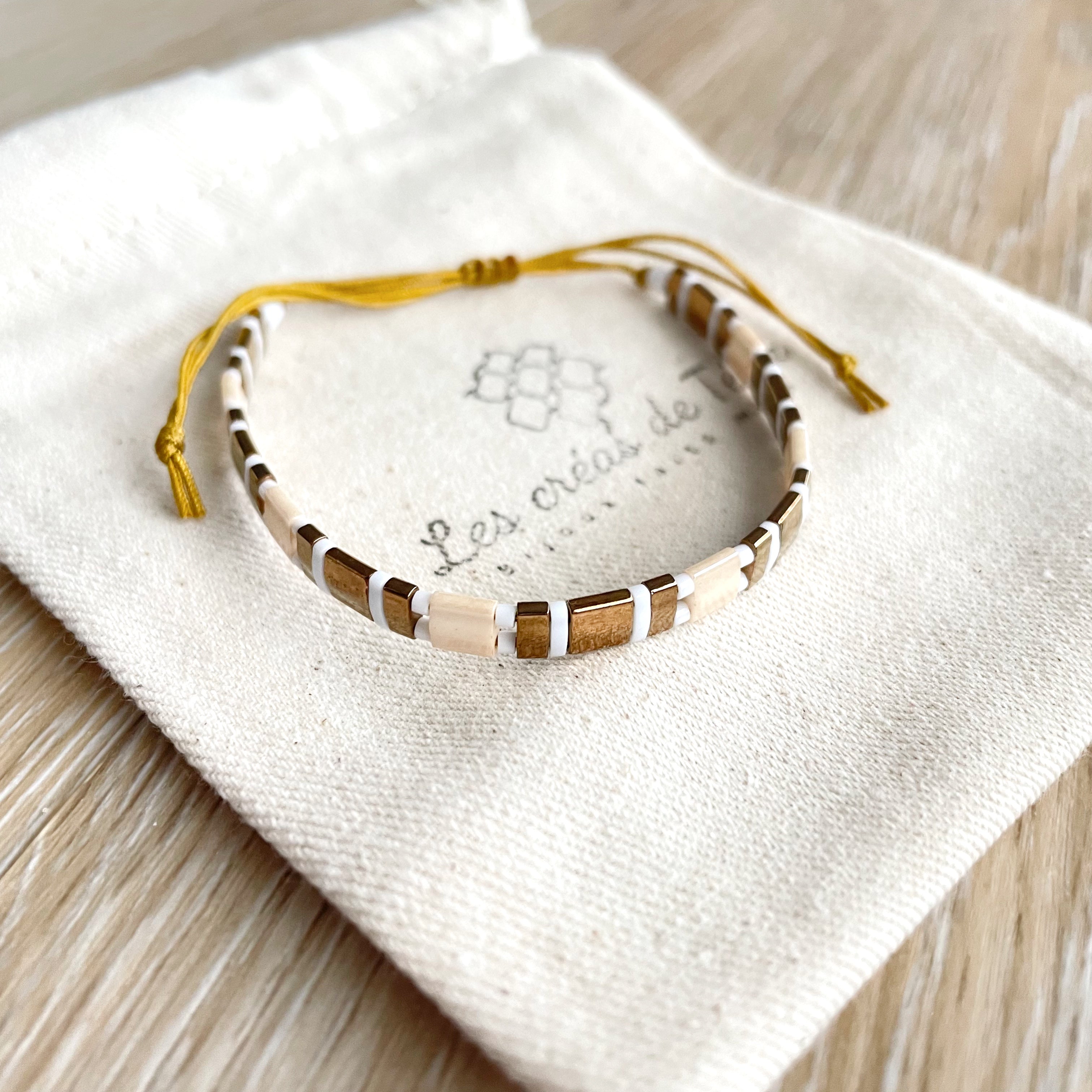 Bracelet fin en perles de verre marron, beige,  blanc modèle Huira