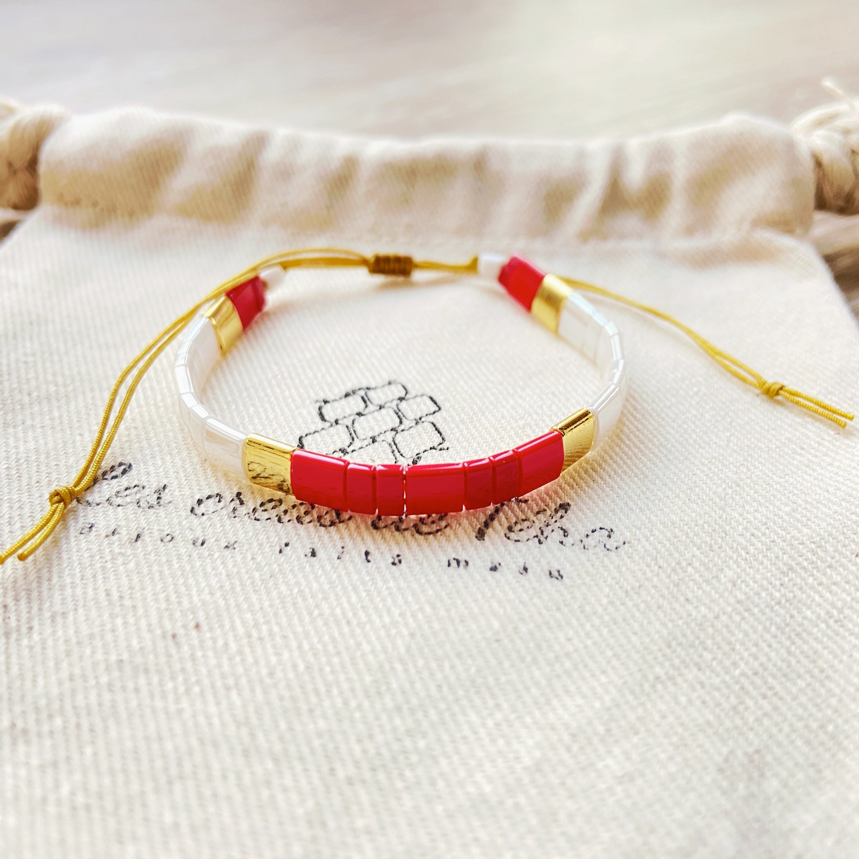 Bracelet enfant modèle kid version dorée en perles de verre et cordon