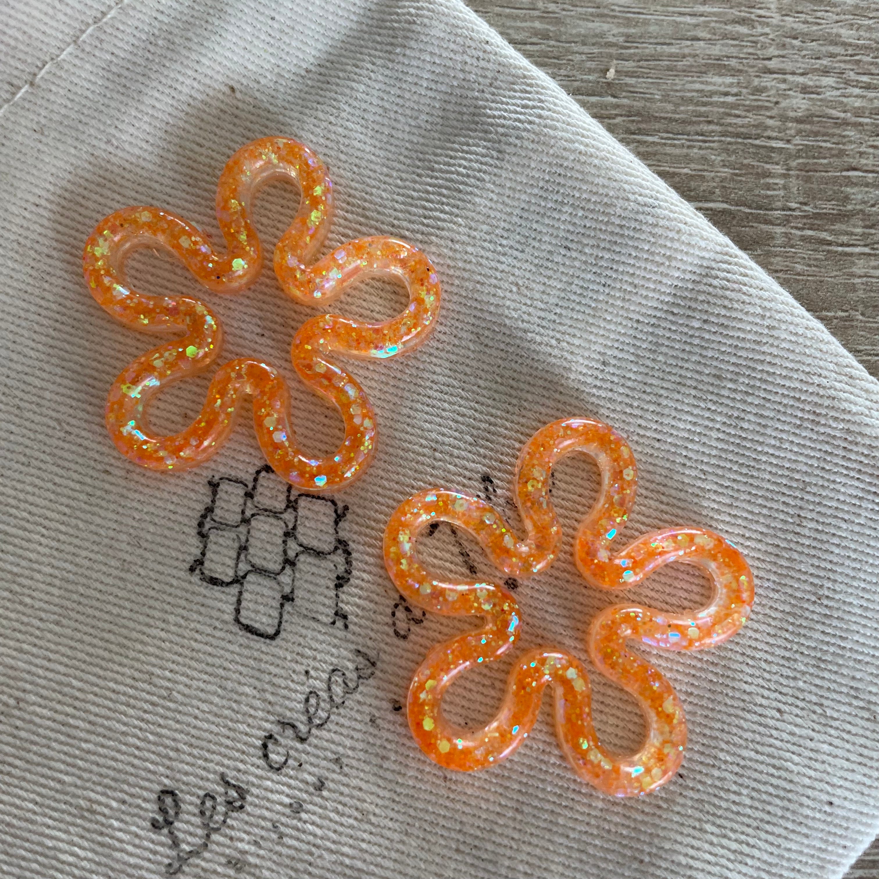 Pampilles, breloques fleurs en résine epoxy avec paillettes modèle Flow