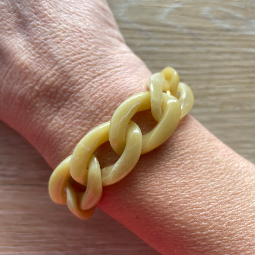 Bracelet en grosses mailles en acrylique coloris curry modèle Ohéa