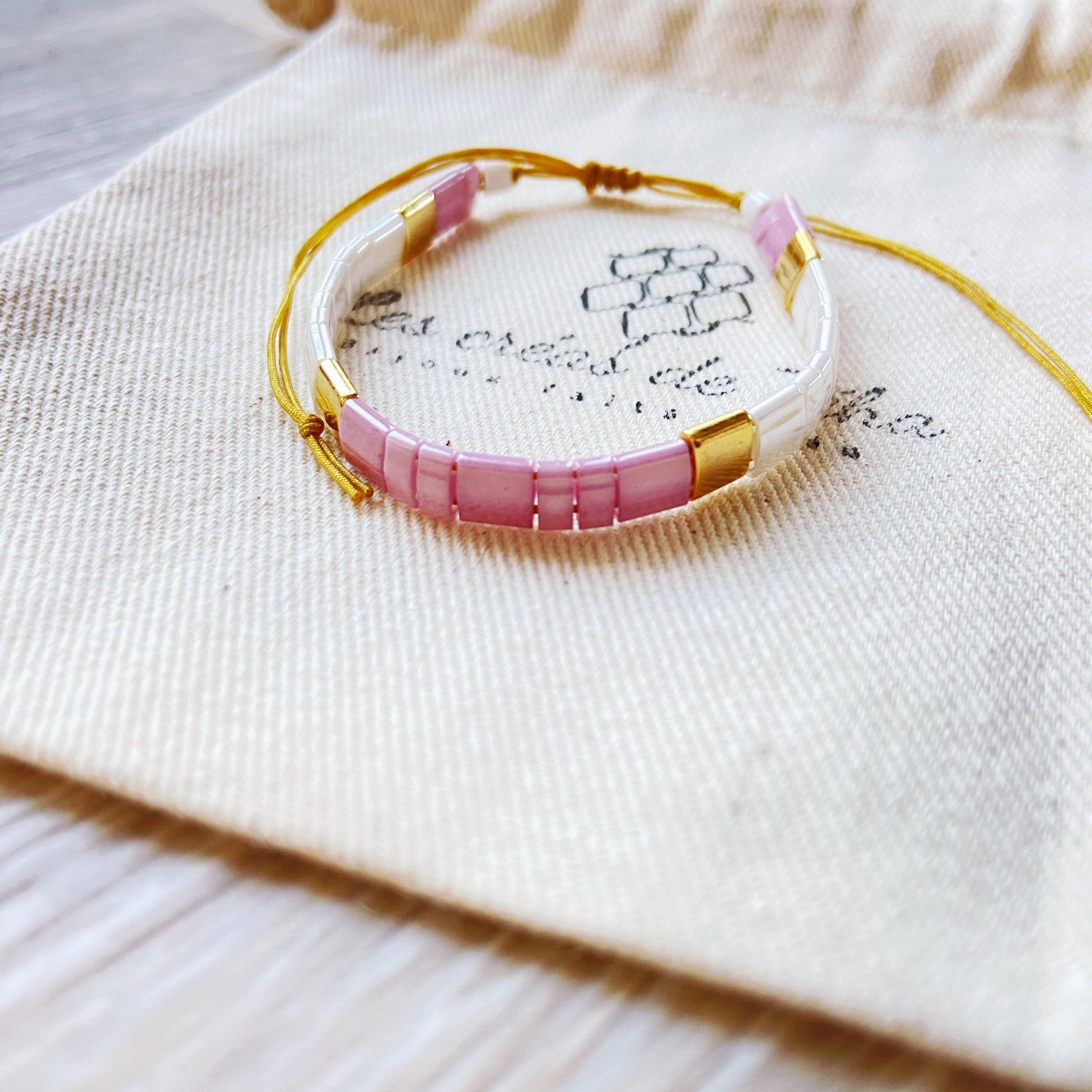 Bracelet enfant modèle kid version dorée en perles de verre et cordon