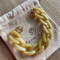 Bracelet en grosses mailles en acrylique coloris curry modèle Ohéa
