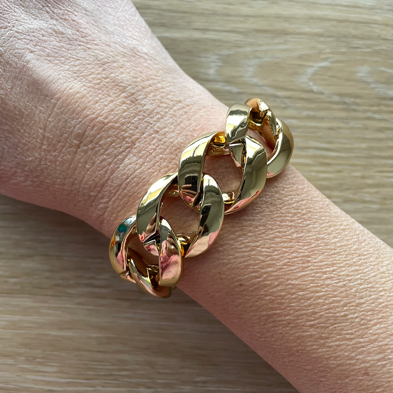Bracelet en grosses mailles dorées en acrylique modèle Ohéa