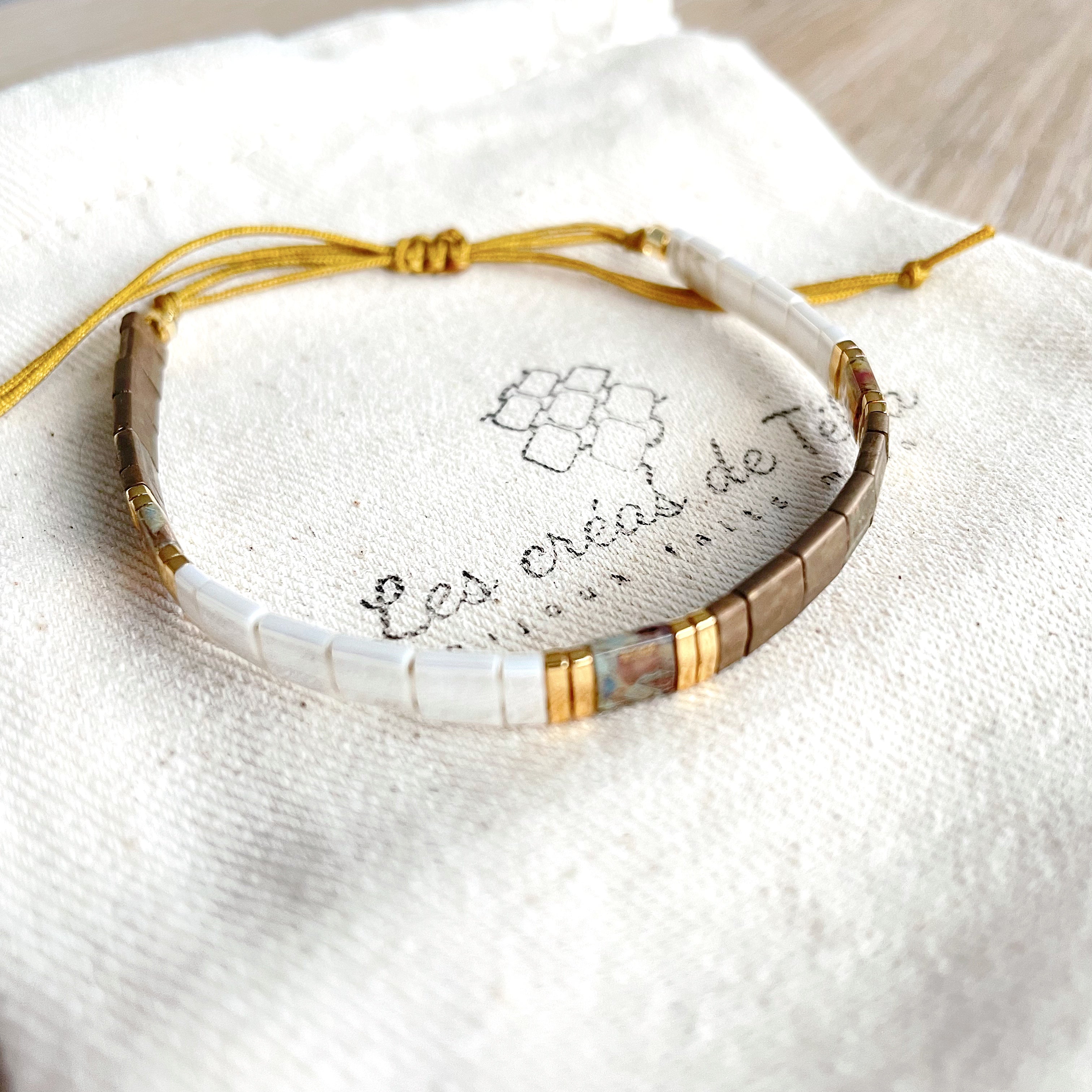 Bracelet tendance  marron et doré en perles de verre et cordon modèle  H