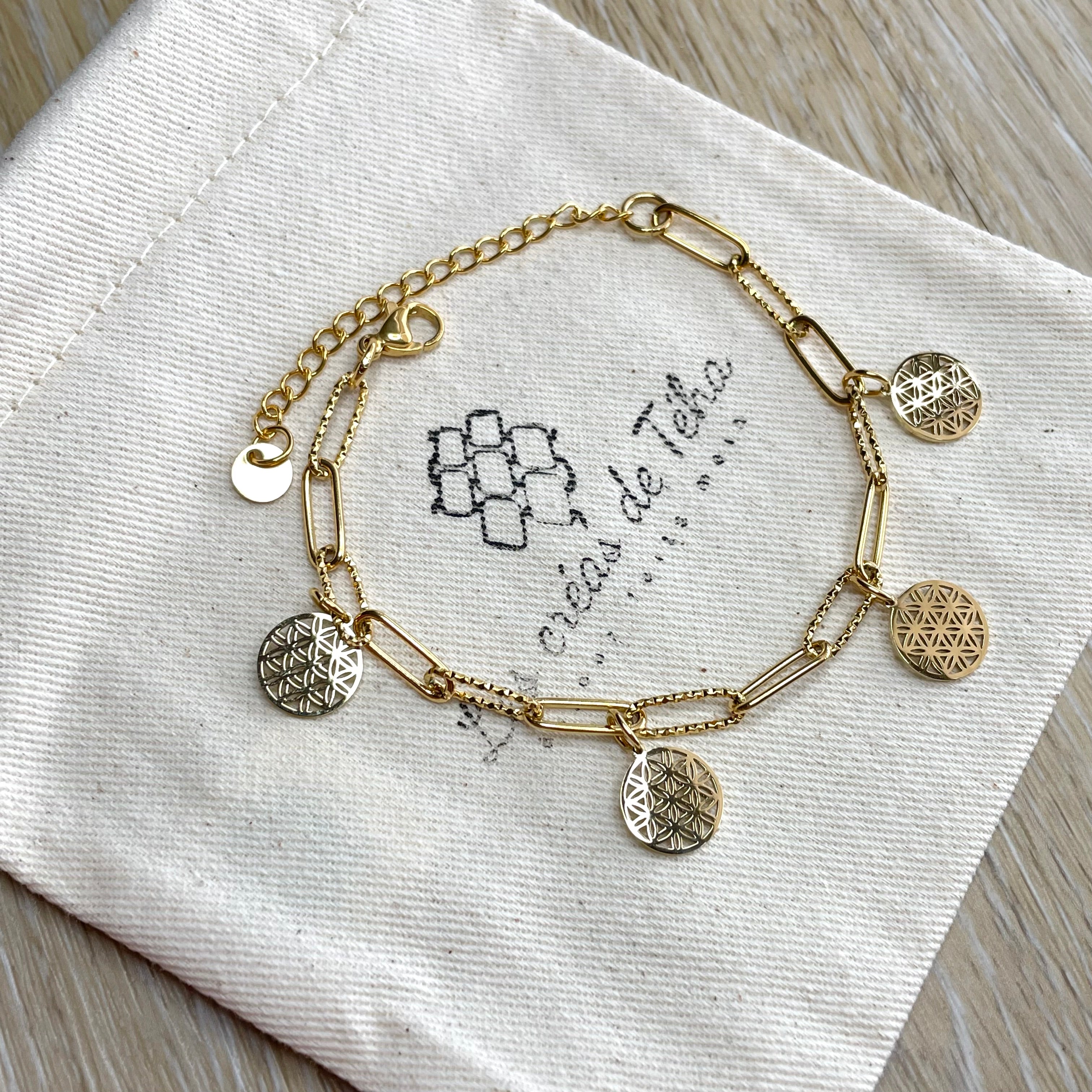 Bracelet réglable en acier inoxydable doré avec breloques modèle Auro