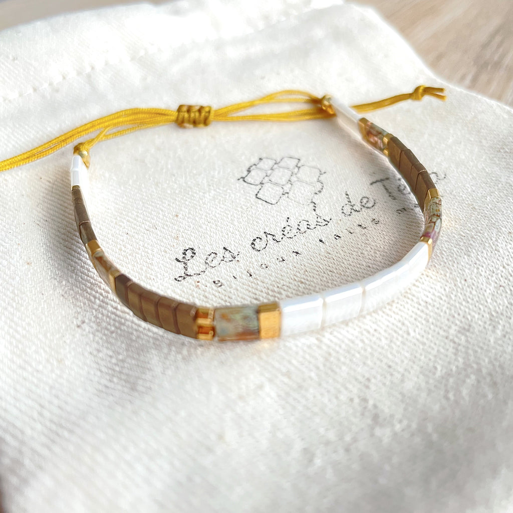 Bracelet tendance  marron et doré en perles de verre et cordon modèle  H