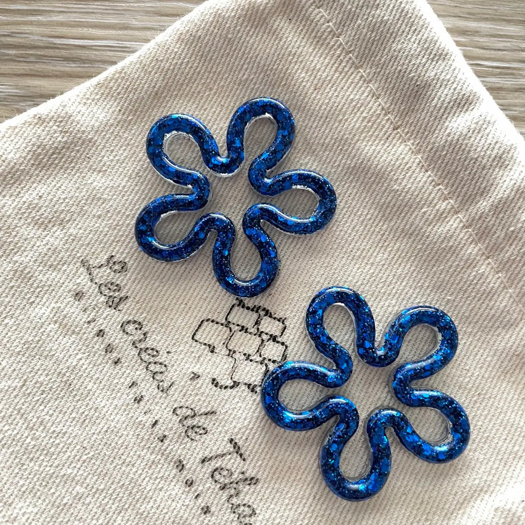 Pampilles, breloques fleurs en résine epoxy avec paillettes modèle Flow