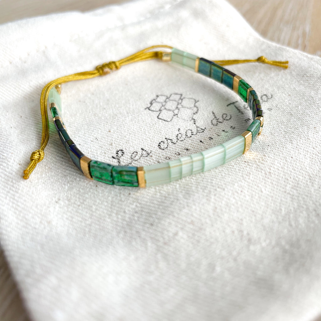 Bracelet tendance verts et doré en perles de verre et cordon modèle  Huira