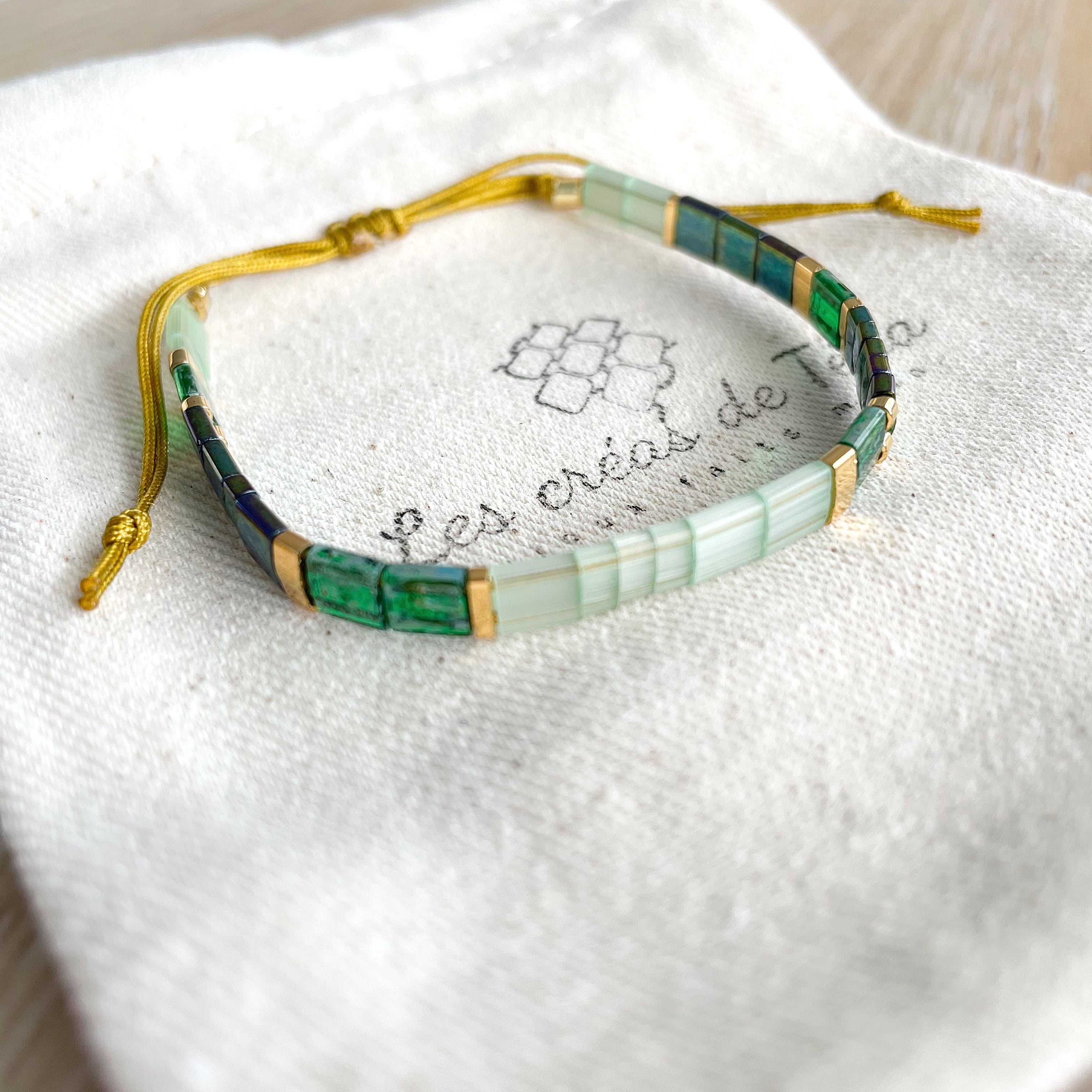 Bracelet tendance verts et doré en perles de verre et cordon modèle  Huira