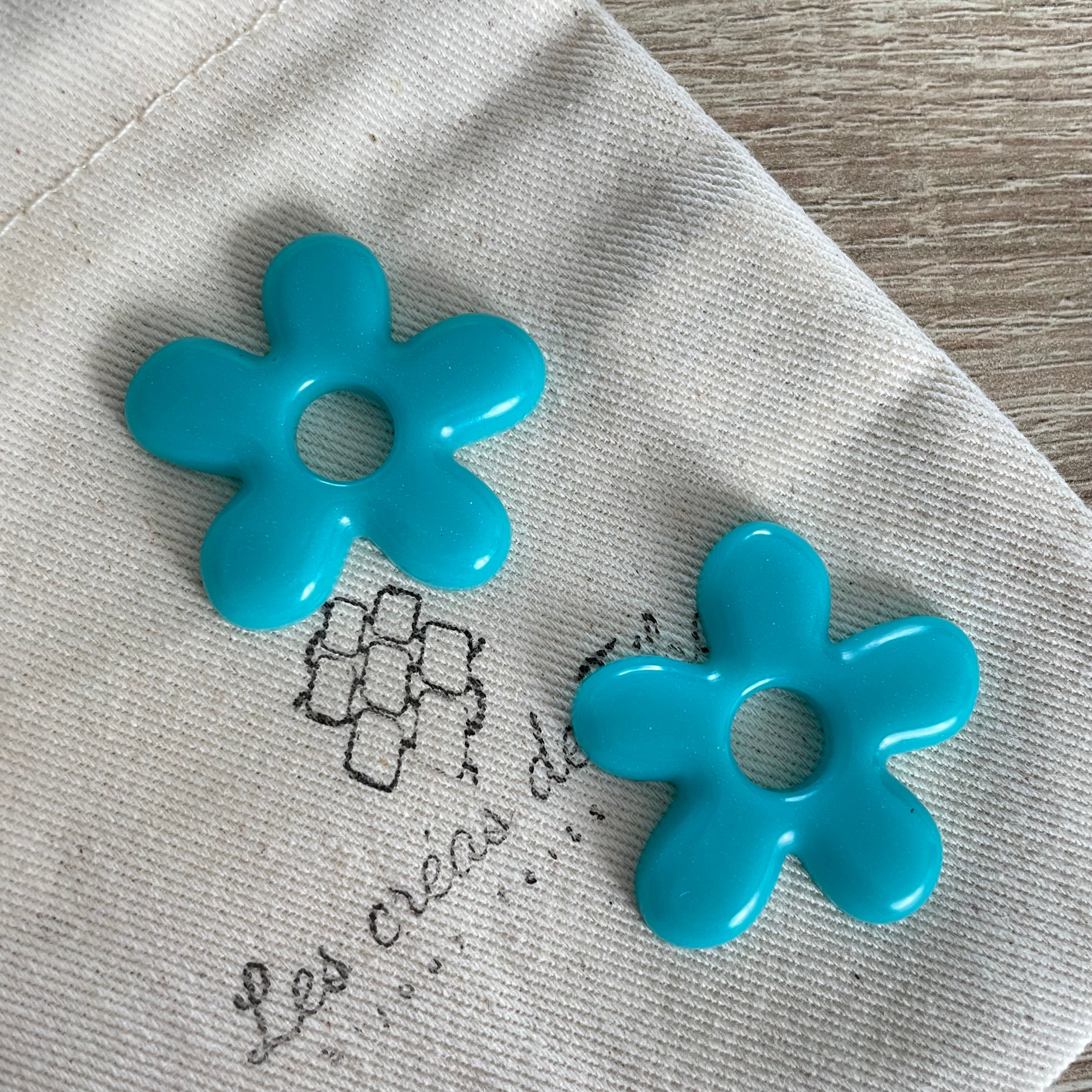 Pampilles, breloques fleurs en résine epoxy  modèle Flower