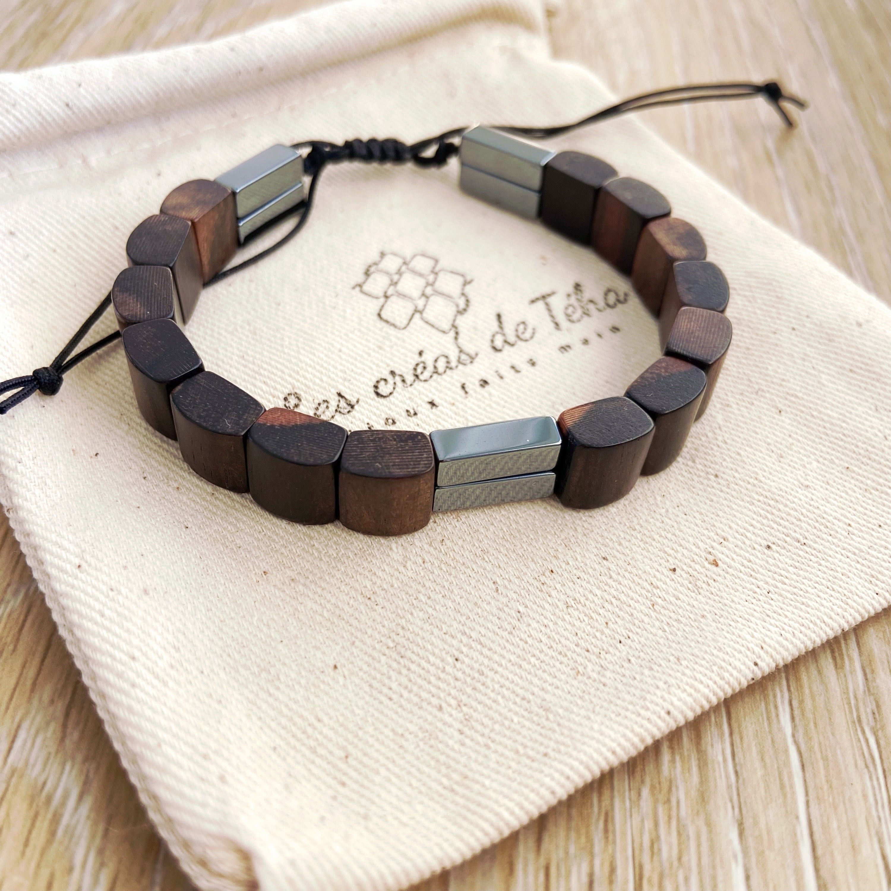 Bracelet homme modèle Mohina en perles en bois, hématite et cordon