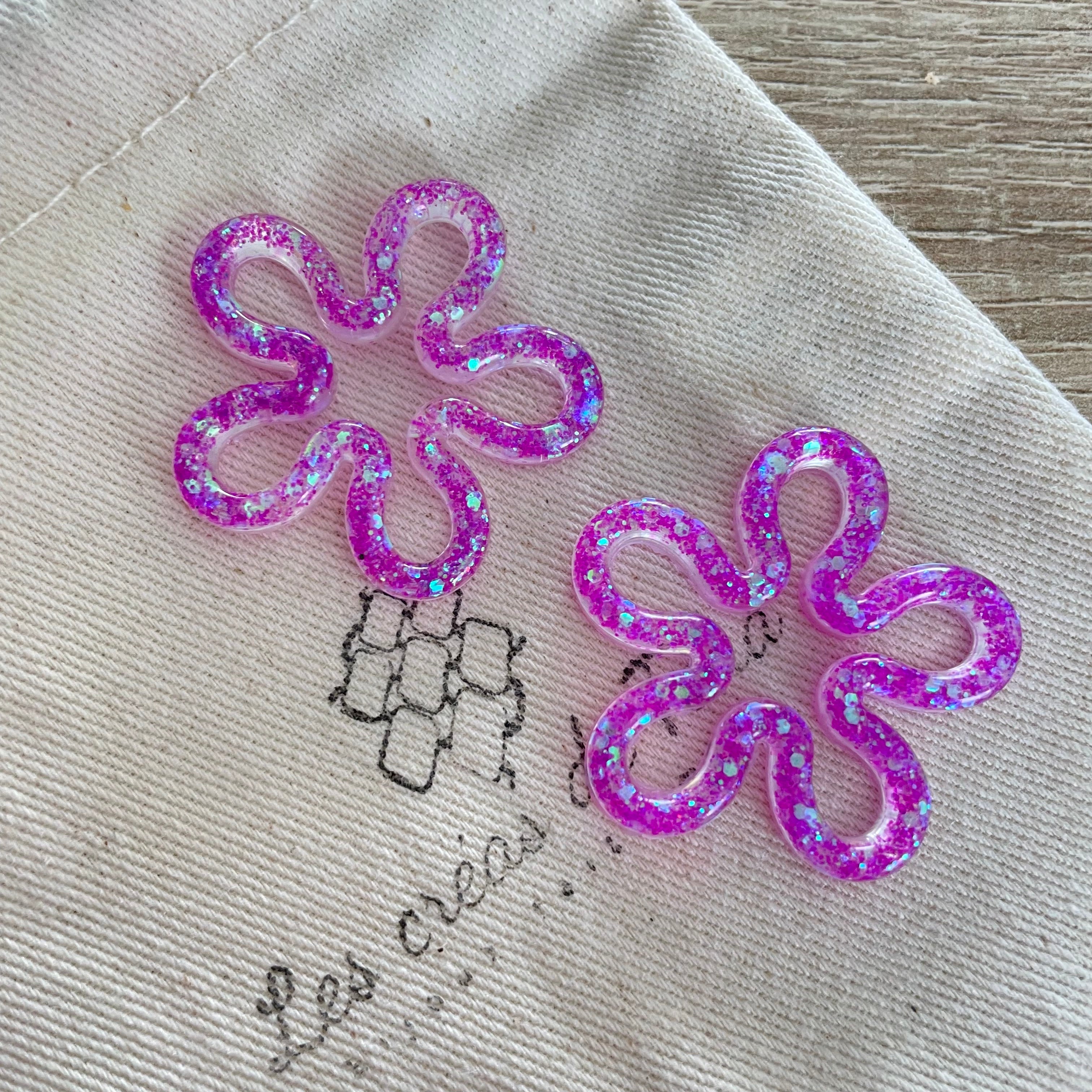 Pampilles, breloques fleurs en résine epoxy avec paillettes modèle Flow
