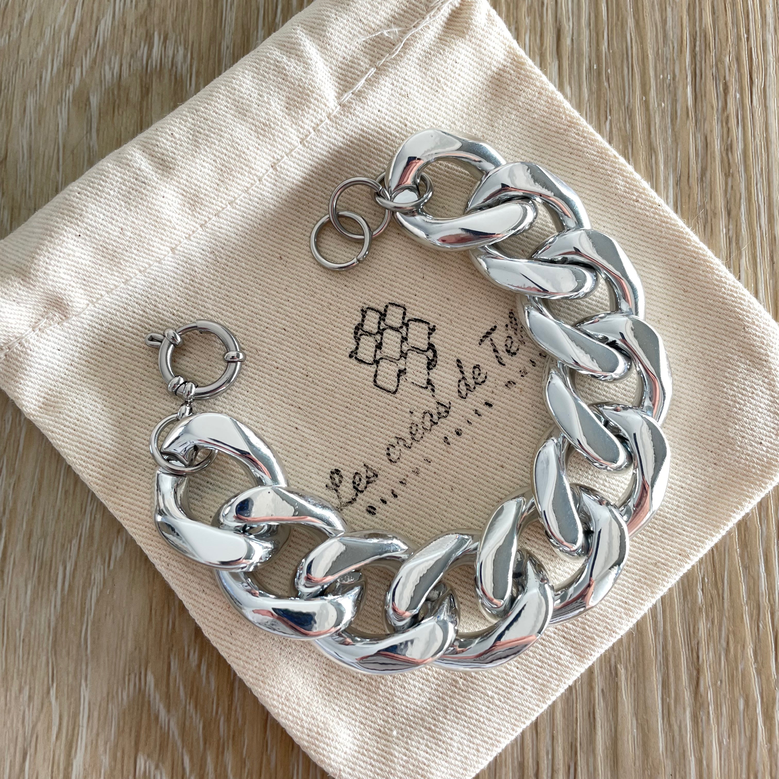 Bracelet en grosses mailles argentées en acrylique modèle Ohéa