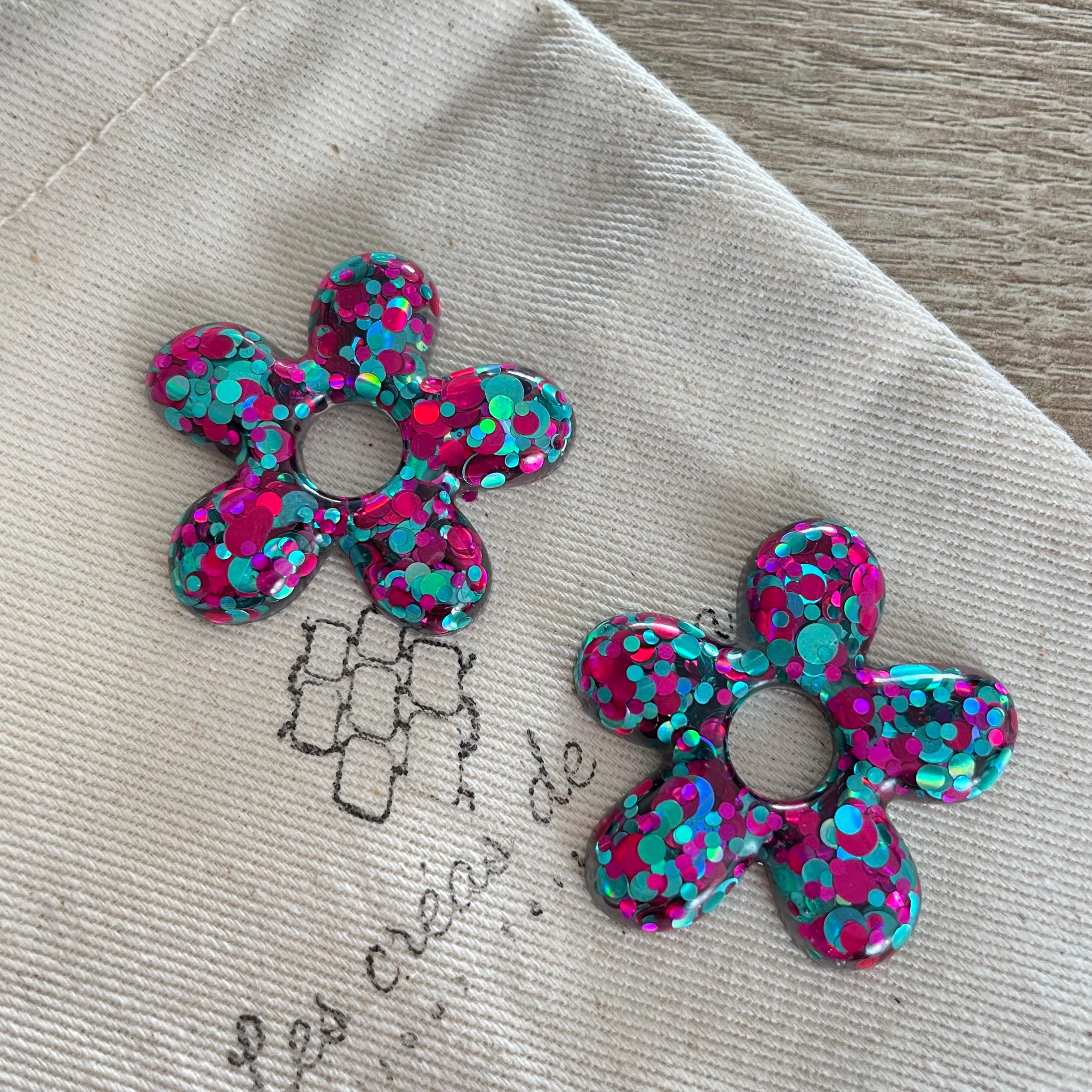 Pampilles, breloques fleurs en résine epoxy avec paillettes modèle Flow