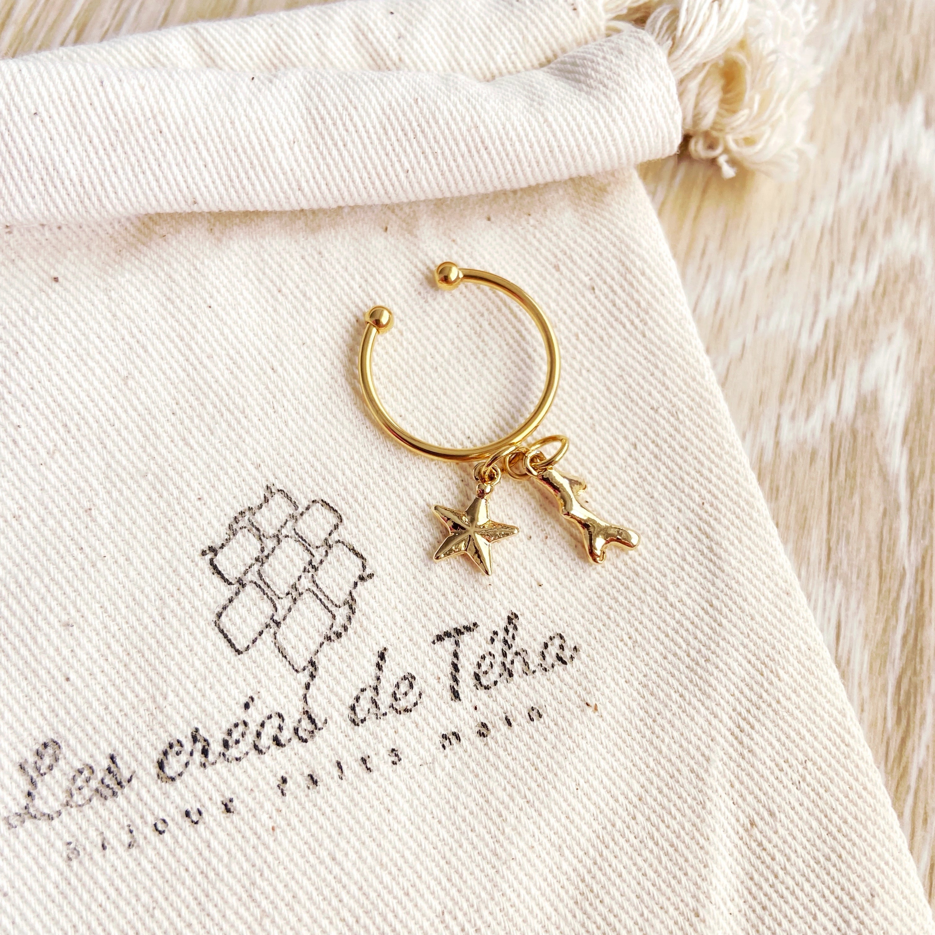 Bague réglable avec breloques en plaqué or modèle Mētāi