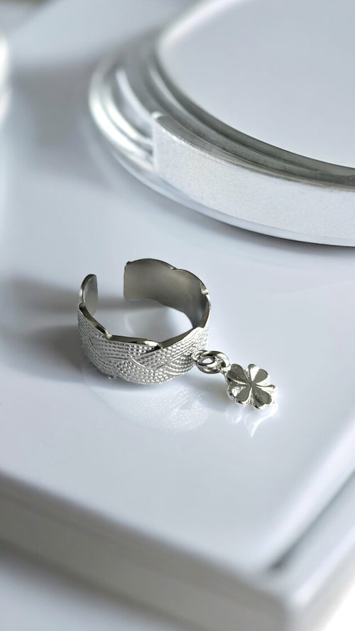 Bague en acier inoxydable et plaqué argent  modèle Chance