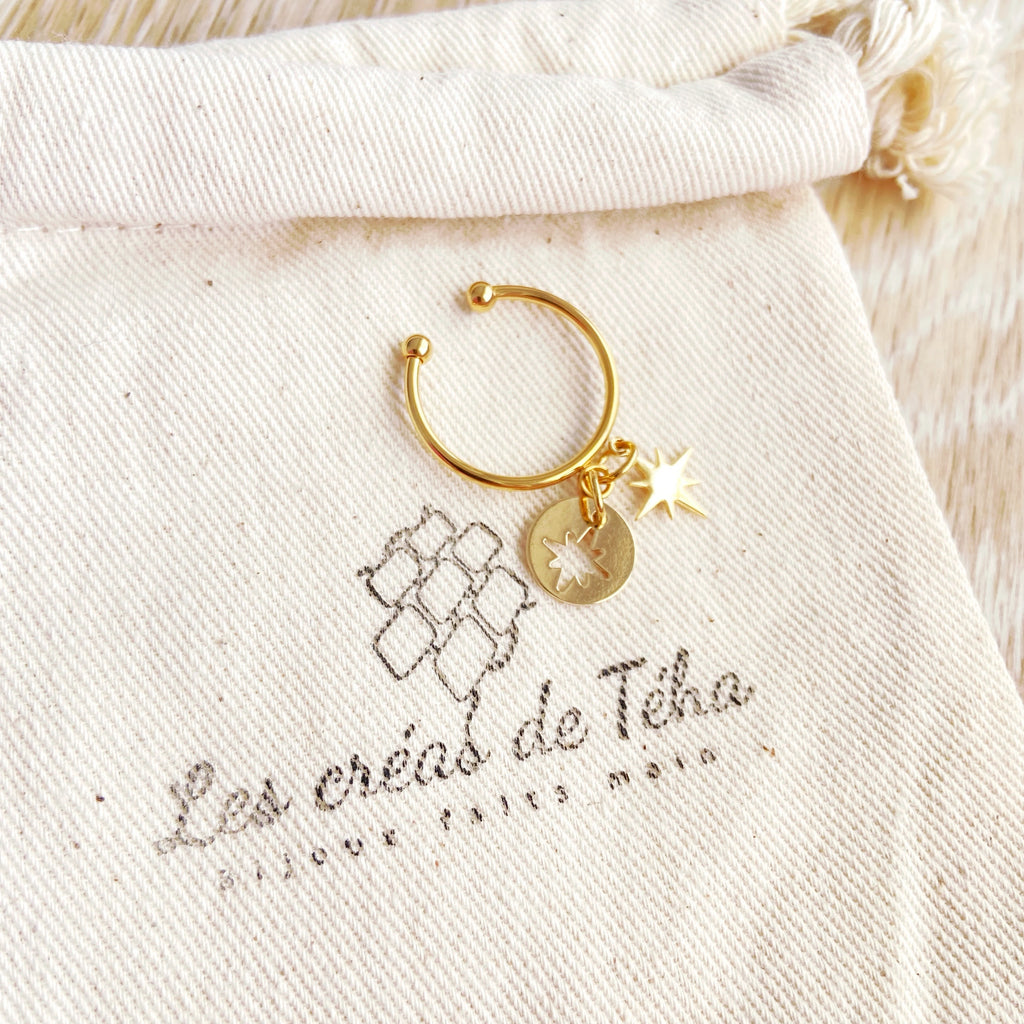 Bague réglable avec breloques en plaqué or modèle Mētāi