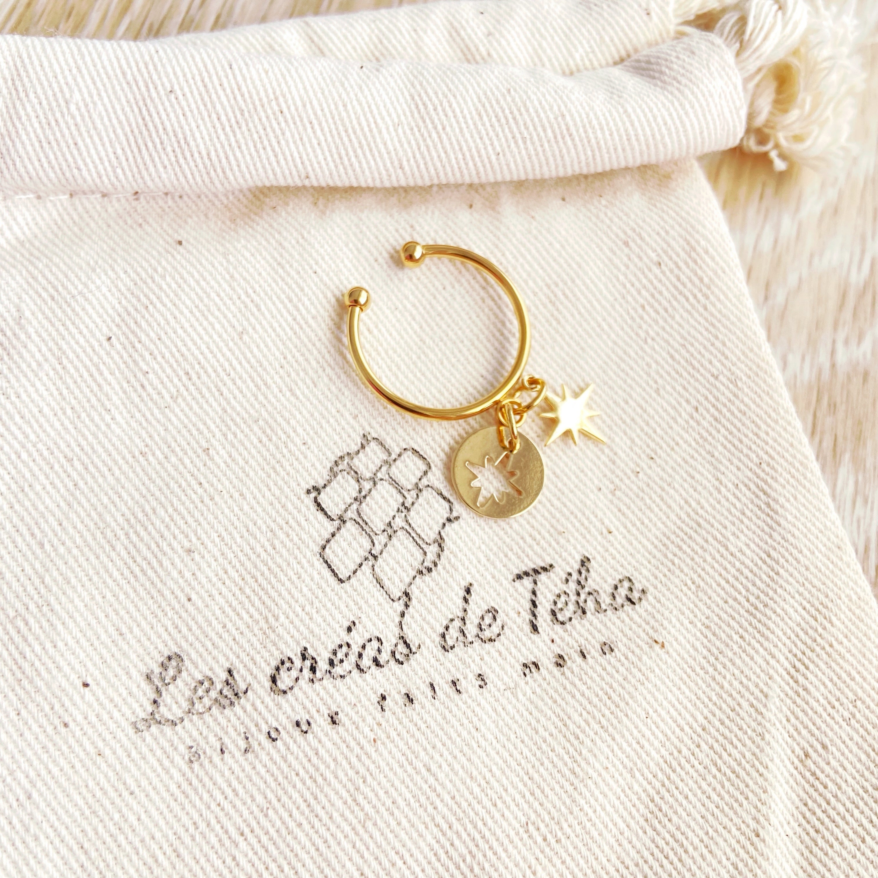 Bague réglable avec breloques en plaqué or modèle Mētāi
